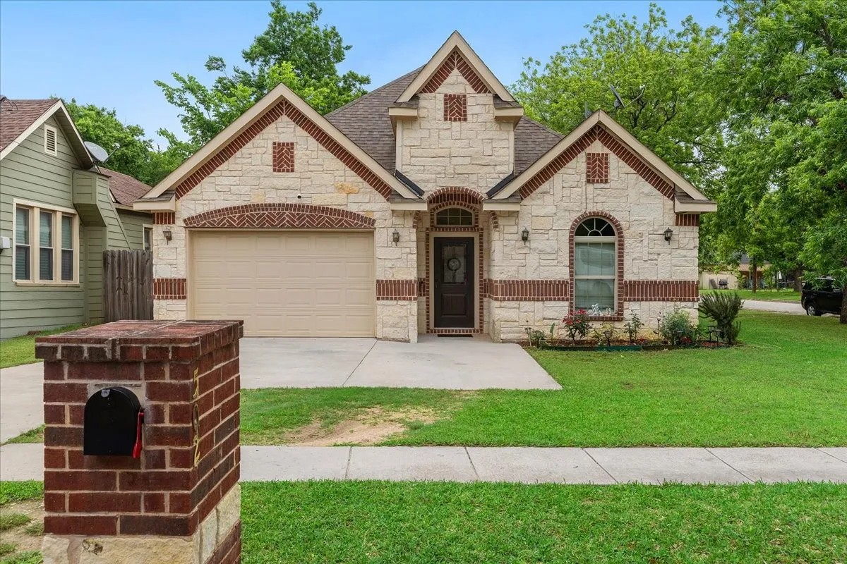 Single Family Residence For Sale in Cooke County , 502 Ritchey Street, Gainesville, Texas 76240, 4 Bedroom, 2 Bathroom, 2 Garage spaces, 2,079 Sqft, built in 2017, Preowned, mls#21256055, Real Estate Agent in Gainesville, Homes For Sale in Cooke county, Homes For Sale in Gainesville, Realtor in Gainesville Texas, Real Estate Brokerage Independent Realty Texas, Luminita Cordes Realtor