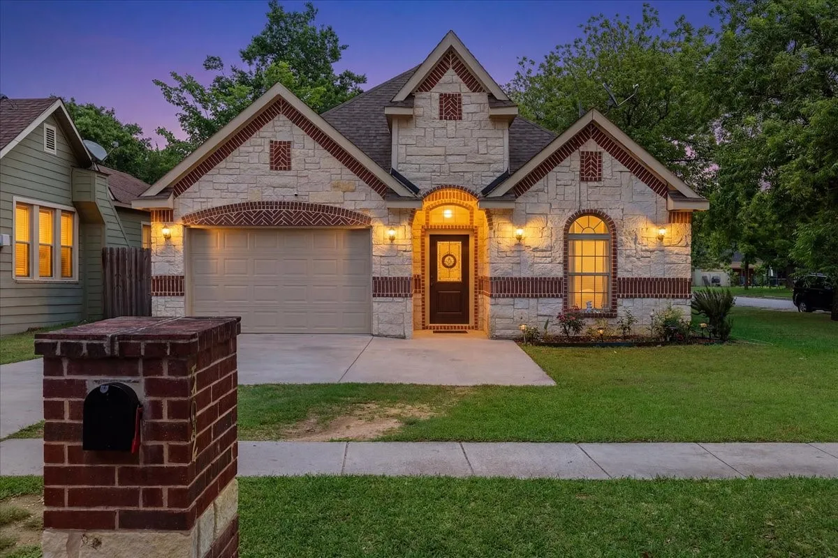 Single Family Residence For Sale in Cooke County , 502 Ritchey Street, Gainesville, Texas 76240, 4 Bedroom, 2 Bathroom, 2 Garage spaces, 2,079 Sqft, built in 2017, Preowned, mls#21256055, Real Estate Agent in Gainesville, Homes For Sale in Cooke county, Homes For Sale in Gainesville, Realtor in Gainesville Texas, Real Estate Brokerage Independent Realty Texas, Luminita Cordes Realtor