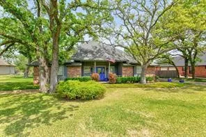 Single Family Residence For Sale in Johnson County , 2613 S Chase Court, Burleson, Texas 76028, 4 Bedroom, 4 Bathroom, 3 Garage spaces, 2,380 Sqft, built in 1987, Preowned, mls#21255611, Real Estate Agent in Burleson, Homes For Sale in Johnson county, Homes For Sale in Burleson, Realtor in Burleson Texas, Real Estate Brokerage Independent Realty Texas, Luminita Cordes Realtor