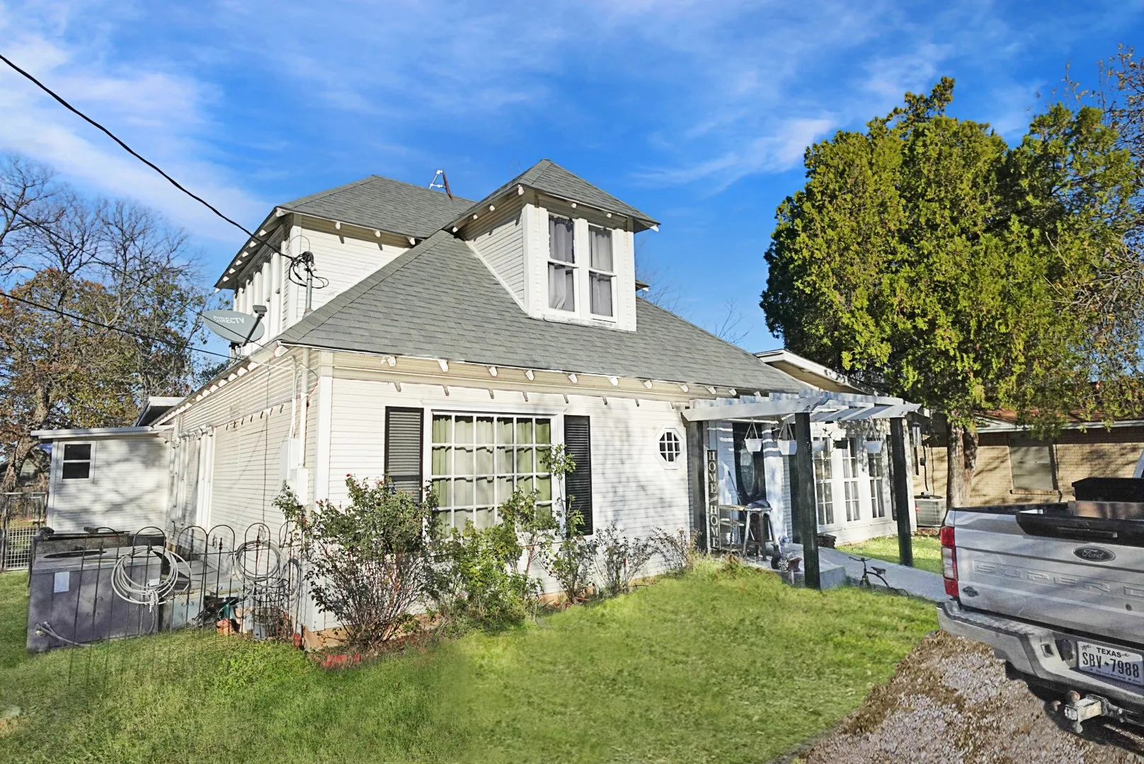 Single Family Residence For Sale in Comanche County , 241 W Ross Avenue, De Leon, Texas 76444, 5 Bedrooms, 3 Bathrooms, Garage spaces, 1,954 Sqft, built in 1920, Price $184,000, mls#21256647, Real Estate Agent in De Leon, Homes For Sale in Comanche county, Homes For Sale in De Leon, Realtor in De Leon Texas, Real Estate Brokerage Independent Realty Texas, Luminita Cordes Realtor