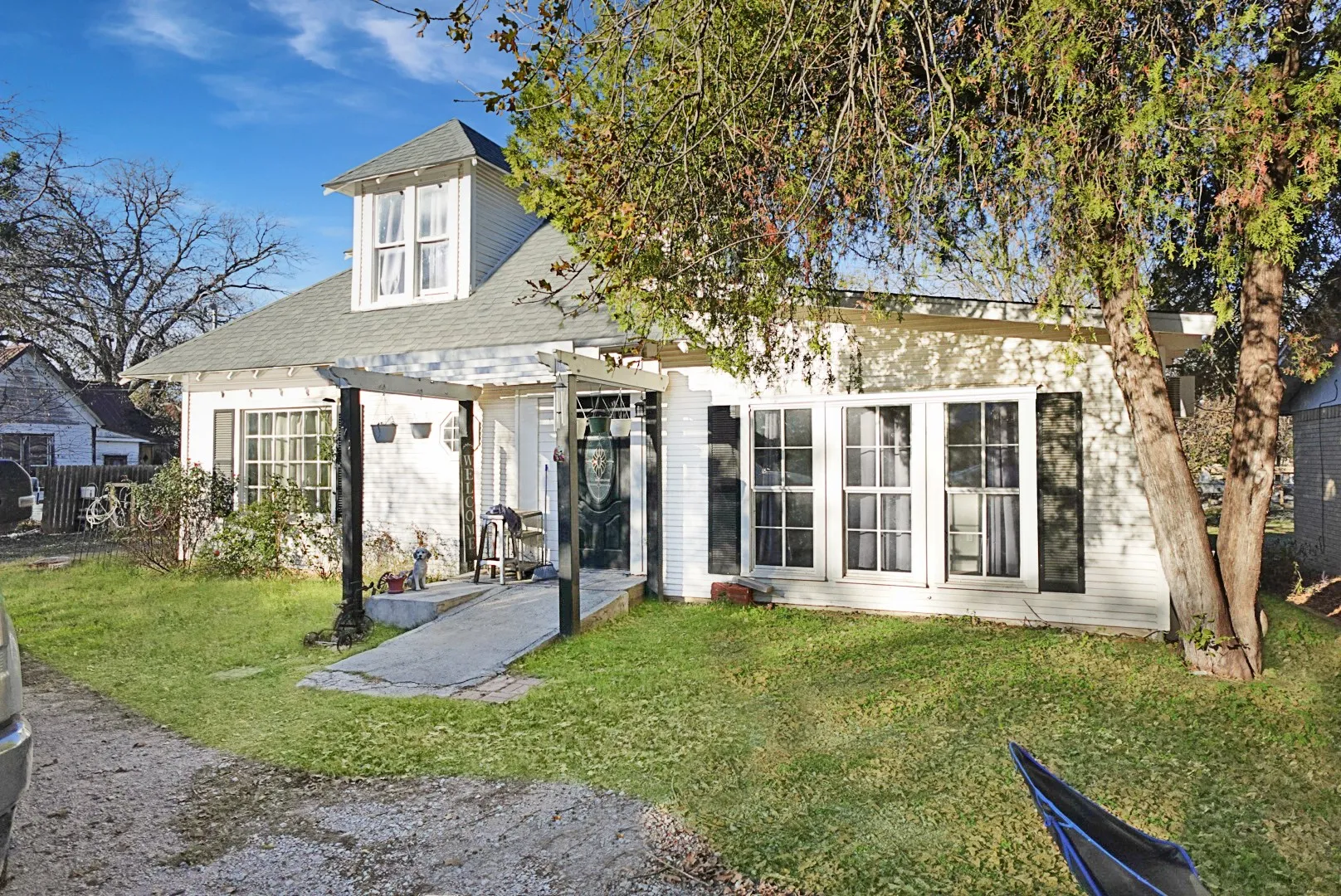 Single Family Residence For Sale in Comanche County , 241 W Ross Avenue, De Leon, Texas 76444, 5 Bedrooms, 3 Bathrooms, Garage spaces, 1,954 Sqft, built in 1920, Price $184,000, mls#21256647, Real Estate Agent in De Leon, Homes For Sale in Comanche county, Homes For Sale in De Leon, Realtor in De Leon Texas, Real Estate Brokerage Independent Realty Texas, Luminita Cordes Realtor