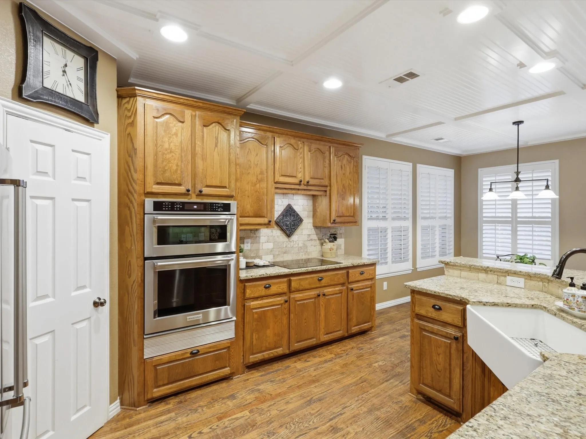 Separate oven and cooktop with microwave above.