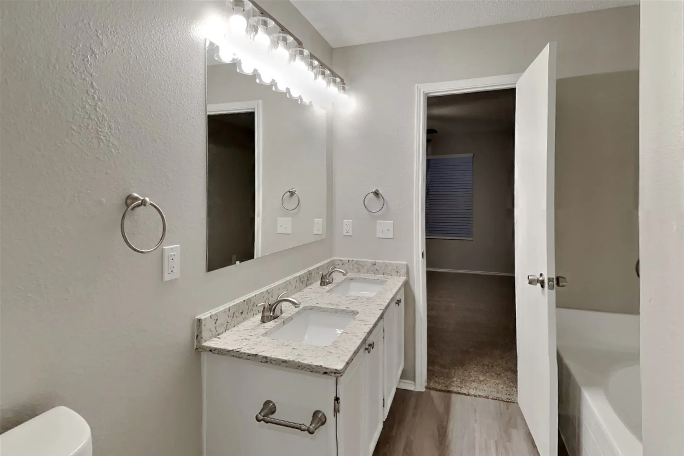 Single Family Residence For Rent in Rockwall County , 1516 Englewood Drive, Rockwall, Texas 75032, 5 Bedroom, 3 Bathroom, 2 Garage spaces, 2,945 Sqft, built in 2000, Preowned, mls#21256661, Real Estate Agent in Rockwall, Homes For Rent in Rockwall county, Homes For Rent in Rockwall, Realtor in Rockwall Texas, Real Estate Brokerage Independent Realty Texas, Luminita Cordes Realtor