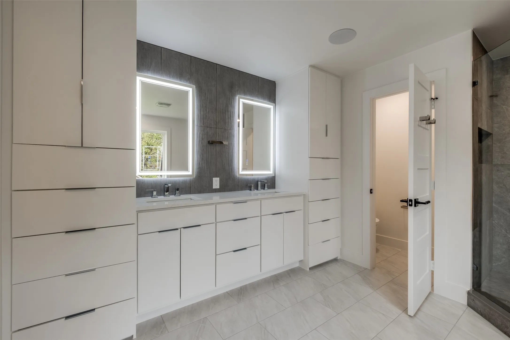 Double sink vanity, lots of storage space