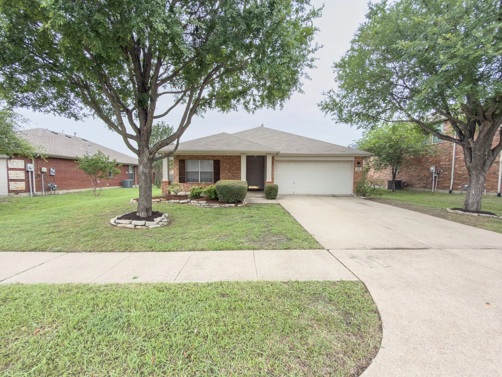 Single Family Residence For Rent in Kaufman County , 102 Galloping Trail, Forney, Texas 75126, 3 Bedroom, 2 Bathroom, 2 Garage spaces, 1,663 Sqft, built in 2003, Preowned, mls#21256692, Real Estate Agent in Forney, Homes For Rent in Kaufman county, Homes For Rent in Forney, Realtor in Forney Texas, Real Estate Brokerage Independent Realty Texas, Luminita Cordes Realtor