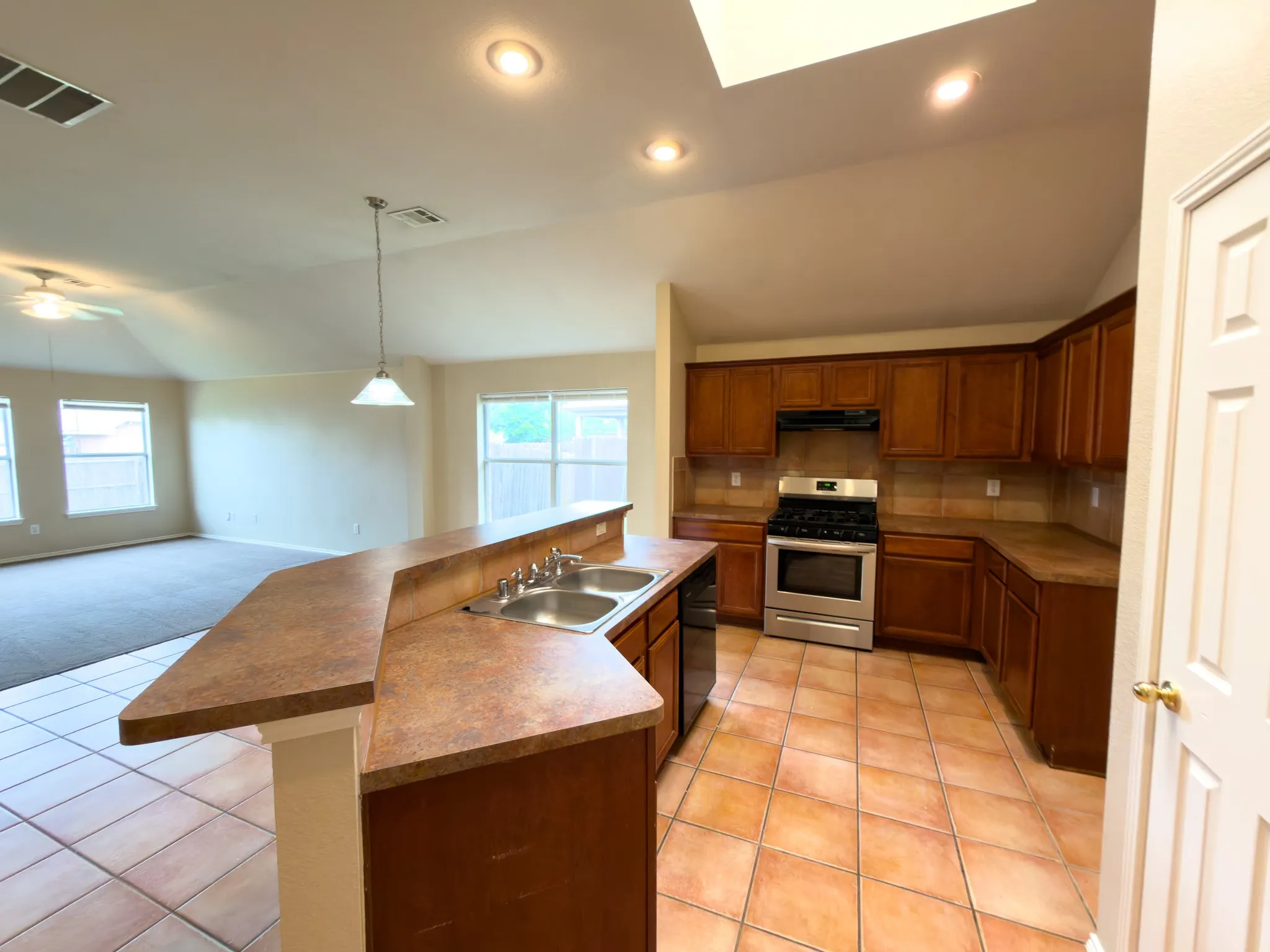 Single Family Residence For Rent in Kaufman County , 102 Galloping Trail, Forney, Texas 75126, 3 Bedroom, 2 Bathroom, 2 Garage spaces, 1,663 Sqft, built in 2003, Preowned, mls#21256692, Real Estate Agent in Forney, Homes For Rent in Kaufman county, Homes For Rent in Forney, Realtor in Forney Texas, Real Estate Brokerage Independent Realty Texas, Luminita Cordes Realtor