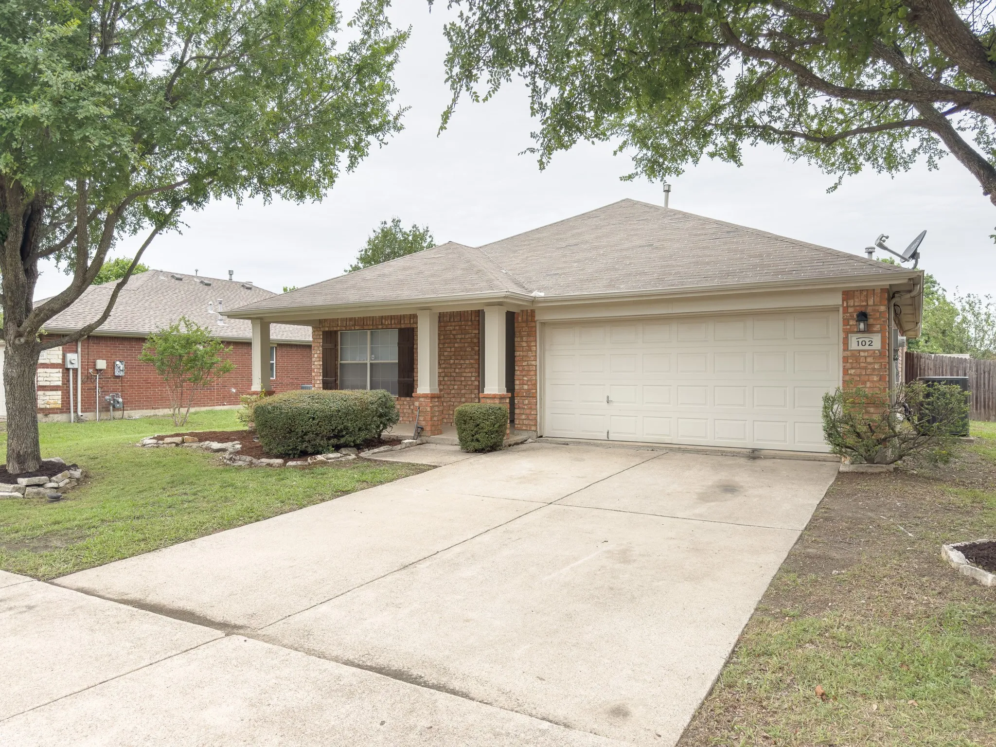 Single Family Residence For Rent in Kaufman County , 102 Galloping Trail, Forney, Texas 75126, 3 Bedroom, 2 Bathroom, 2 Garage spaces, 1,663 Sqft, built in 2003, Preowned, mls#21256692, Real Estate Agent in Forney, Homes For Rent in Kaufman county, Homes For Rent in Forney, Realtor in Forney Texas, Real Estate Brokerage Independent Realty Texas, Luminita Cordes Realtor