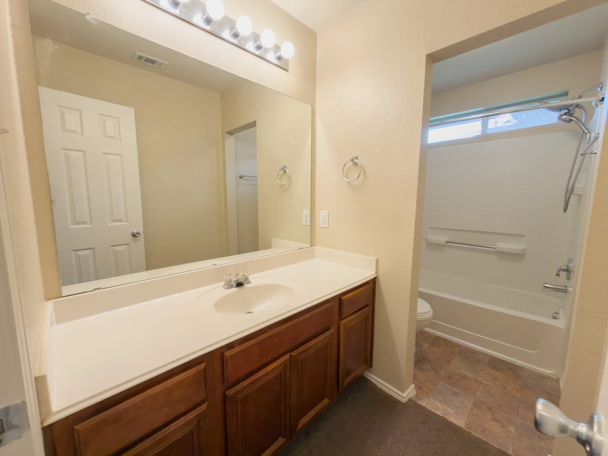 Single Family Residence For Rent in Kaufman County , 102 Galloping Trail, Forney, Texas 75126, 3 Bedroom, 2 Bathroom, 2 Garage spaces, 1,663 Sqft, built in 2003, Preowned, mls#21256692, Real Estate Agent in Forney, Homes For Rent in Kaufman county, Homes For Rent in Forney, Realtor in Forney Texas, Real Estate Brokerage Independent Realty Texas, Luminita Cordes Realtor
