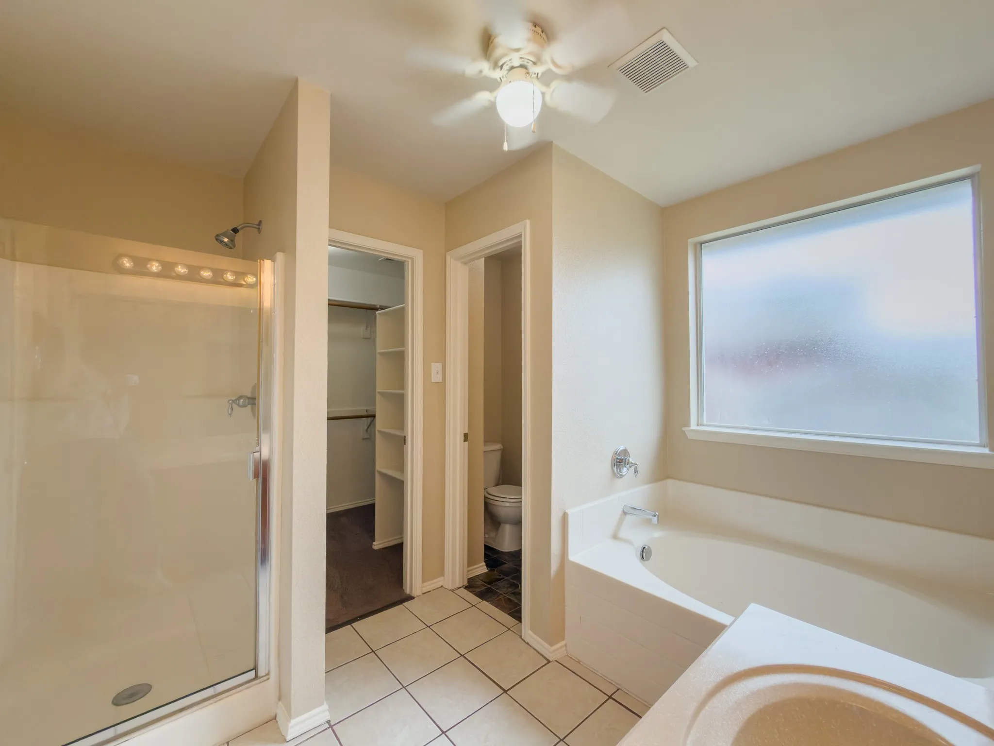 Single Family Residence For Rent in Kaufman County , 102 Galloping Trail, Forney, Texas 75126, 3 Bedroom, 2 Bathroom, 2 Garage spaces, 1,663 Sqft, built in 2003, Preowned, mls#21256692, Real Estate Agent in Forney, Homes For Rent in Kaufman county, Homes For Rent in Forney, Realtor in Forney Texas, Real Estate Brokerage Independent Realty Texas, Luminita Cordes Realtor