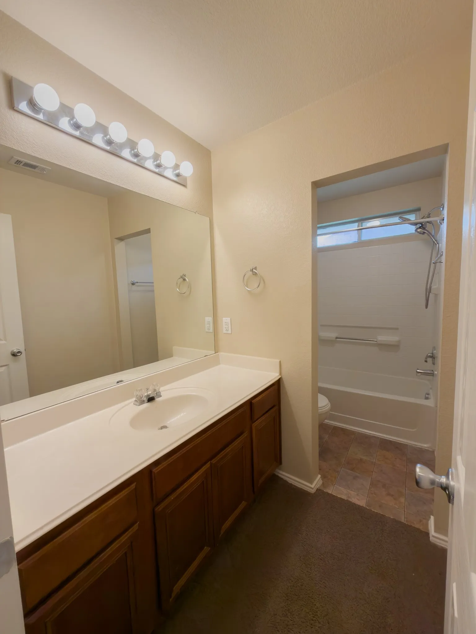 Single Family Residence For Rent in Kaufman County , 102 Galloping Trail, Forney, Texas 75126, 3 Bedroom, 2 Bathroom, 2 Garage spaces, 1,663 Sqft, built in 2003, Preowned, mls#21256692, Real Estate Agent in Forney, Homes For Rent in Kaufman county, Homes For Rent in Forney, Realtor in Forney Texas, Real Estate Brokerage Independent Realty Texas, Luminita Cordes Realtor