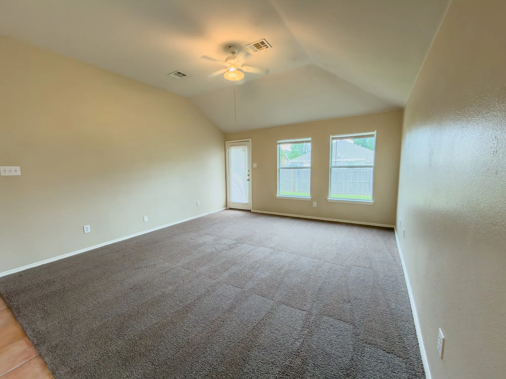 Single Family Residence For Rent in Kaufman County , 102 Galloping Trail, Forney, Texas 75126, 3 Bedroom, 2 Bathroom, 2 Garage spaces, 1,663 Sqft, built in 2003, Preowned, mls#21256692, Real Estate Agent in Forney, Homes For Rent in Kaufman county, Homes For Rent in Forney, Realtor in Forney Texas, Real Estate Brokerage Independent Realty Texas, Luminita Cordes Realtor