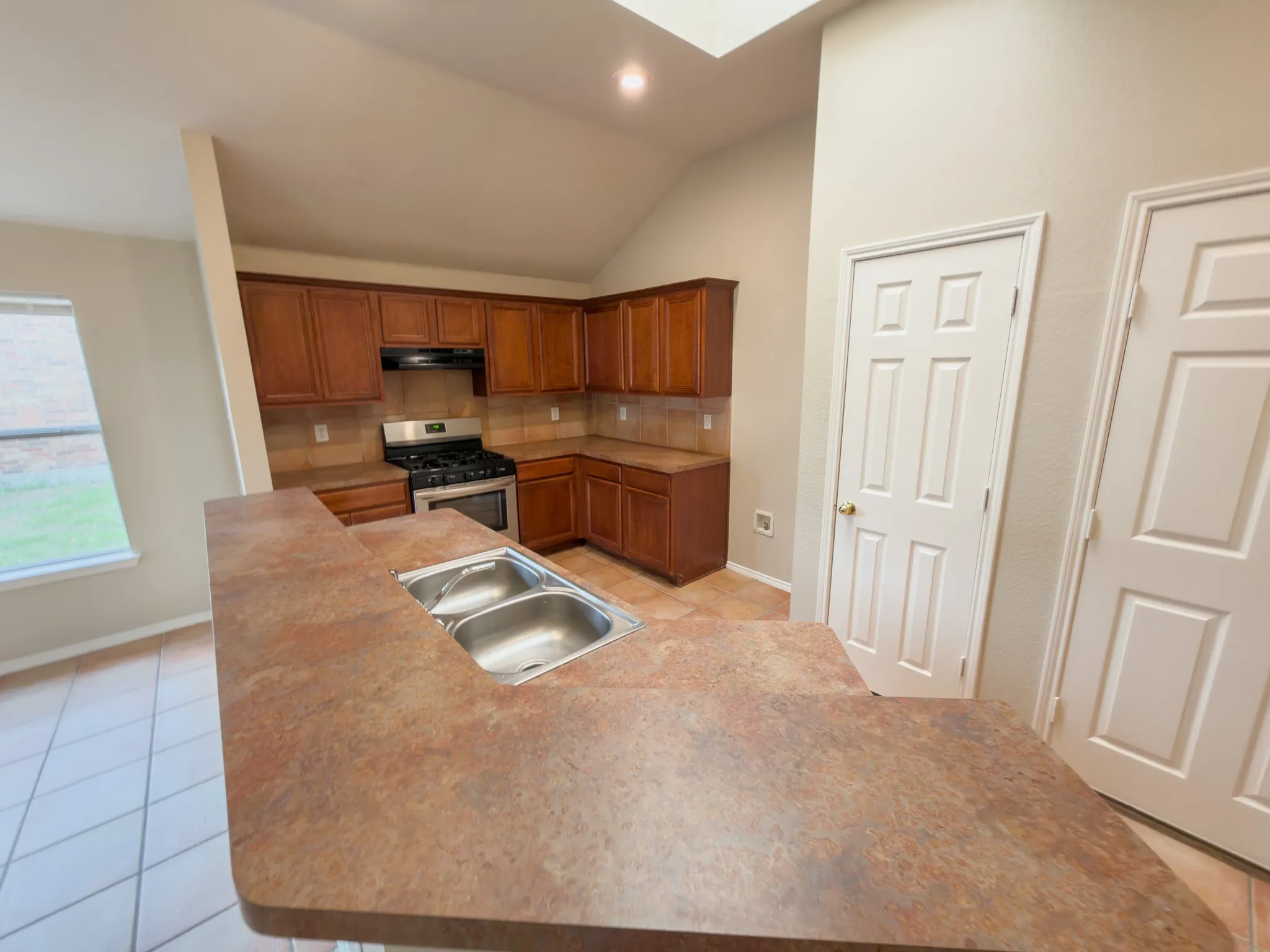 Single Family Residence For Rent in Kaufman County , 102 Galloping Trail, Forney, Texas 75126, 3 Bedroom, 2 Bathroom, 2 Garage spaces, 1,663 Sqft, built in 2003, Preowned, mls#21256692, Real Estate Agent in Forney, Homes For Rent in Kaufman county, Homes For Rent in Forney, Realtor in Forney Texas, Real Estate Brokerage Independent Realty Texas, Luminita Cordes Realtor