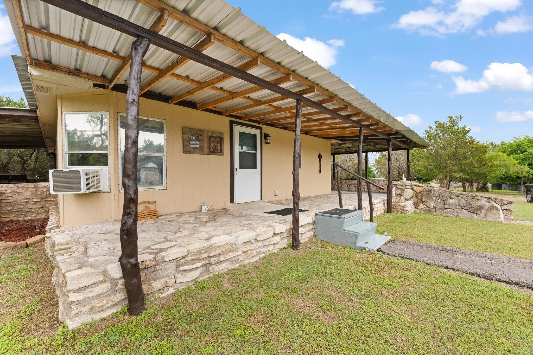 Mobile Home For Sale in Somervell County , 6677 County Road 2008, Glen Rose, Texas 76043, 3 Bedroom, 2 Bathroom, Garage spaces, 1,412 Sqft, built in 1989, mls#21256457, Real Estate Agent in Glen Rose, Homes For Sale in Somervell county, Homes For Sale in Glen Rose, Realtor in Glen Rose Texas, Real Estate Brokerage Independent Realty Texas, Luminita Cordes Realtor