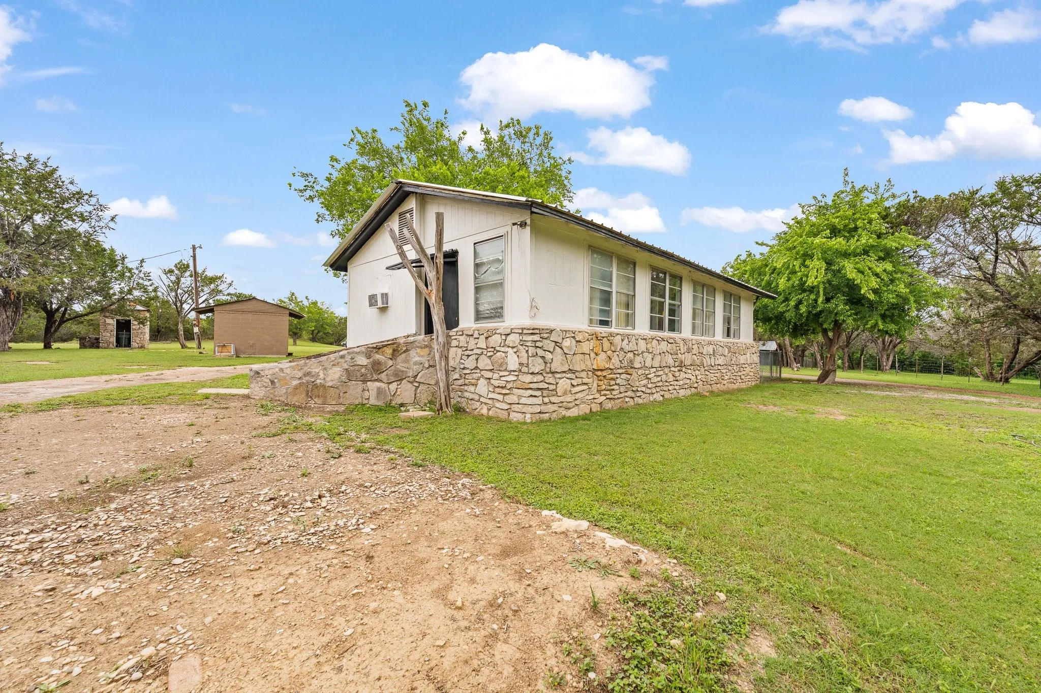 Mobile Home For Sale in Somervell County , 6677 County Road 2008, Glen Rose, Texas 76043, 3 Bedroom, 2 Bathroom, Garage spaces, 1,412 Sqft, built in 1989, mls#21256457, Real Estate Agent in Glen Rose, Homes For Sale in Somervell county, Homes For Sale in Glen Rose, Realtor in Glen Rose Texas, Real Estate Brokerage Independent Realty Texas, Luminita Cordes Realtor