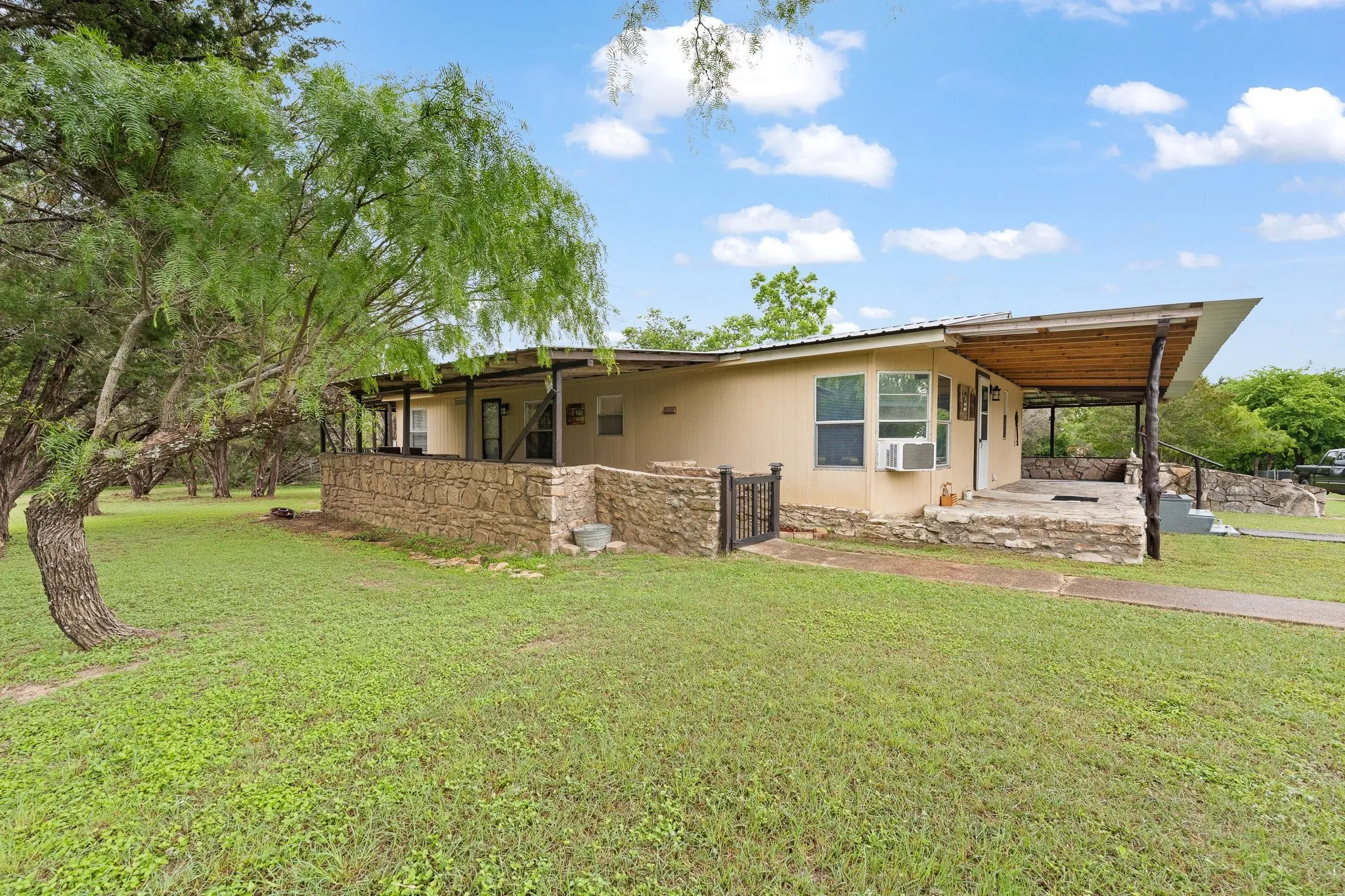 Mobile Home For Sale in Somervell County , 6677 County Road 2008, Glen Rose, Texas 76043, 3 Bedroom, 2 Bathroom, Garage spaces, 1,412 Sqft, built in 1989, mls#21256457, Real Estate Agent in Glen Rose, Homes For Sale in Somervell county, Homes For Sale in Glen Rose, Realtor in Glen Rose Texas, Real Estate Brokerage Independent Realty Texas, Luminita Cordes Realtor