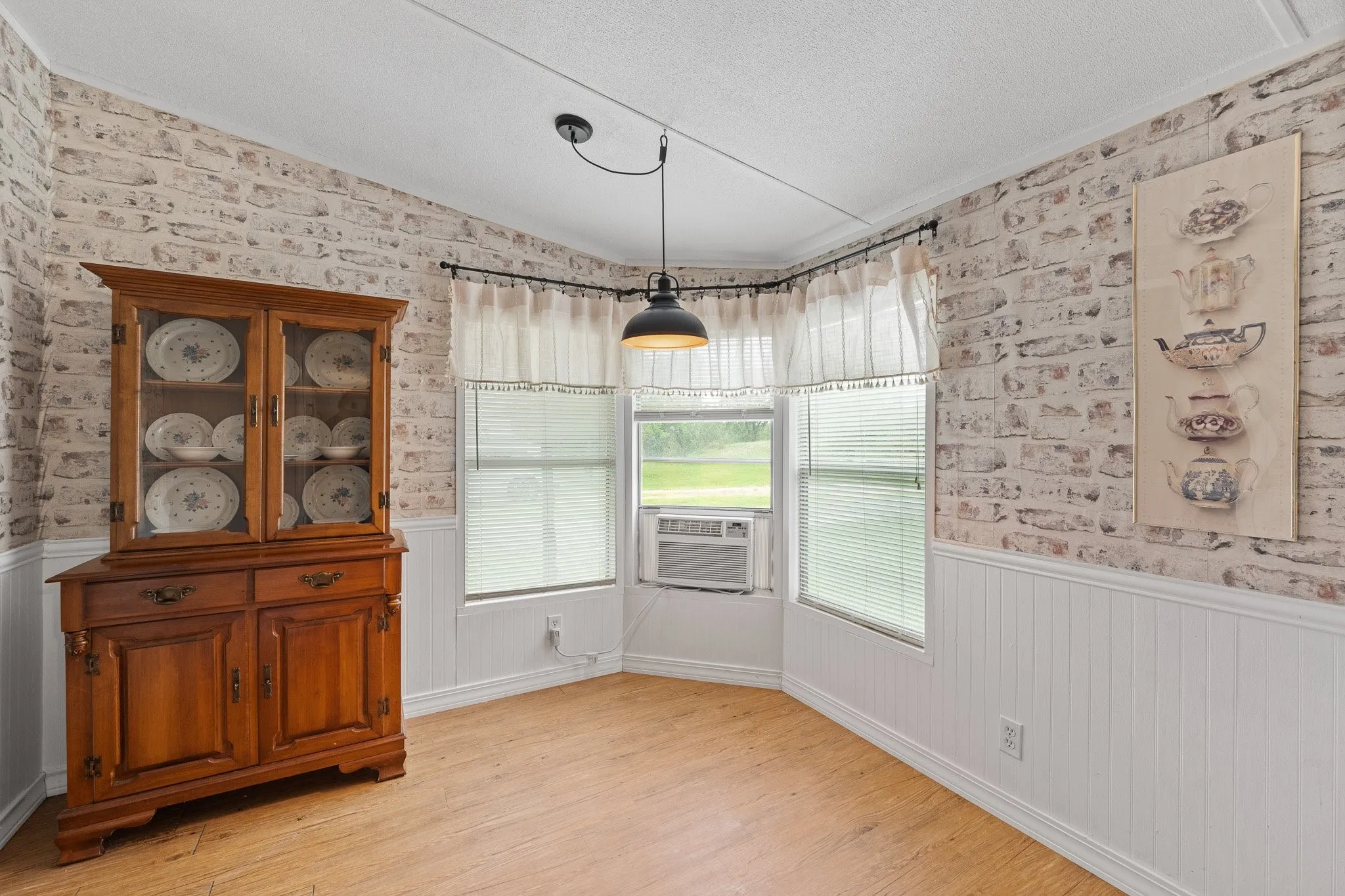 Mobile Home For Sale in Somervell County , 6677 County Road 2008, Glen Rose, Texas 76043, 3 Bedroom, 2 Bathroom, Garage spaces, 1,412 Sqft, built in 1989, mls#21256457, Real Estate Agent in Glen Rose, Homes For Sale in Somervell county, Homes For Sale in Glen Rose, Realtor in Glen Rose Texas, Real Estate Brokerage Independent Realty Texas, Luminita Cordes Realtor