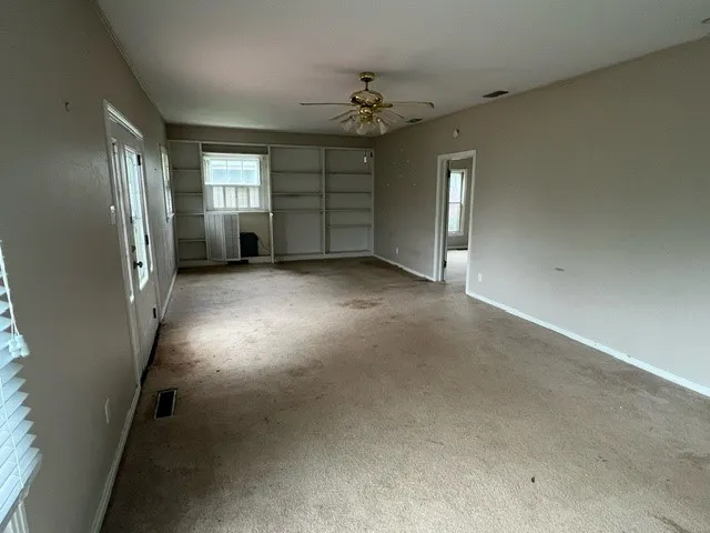 Single Family Residence For Sale in Stephens County , 1305 W Elliott Street, Breckenridge, Texas 76424, 3 Bedroom, 3 Bathroom, 2 Garage spaces, 1,936 Sqft, built in 1961, mls#21256714, Real Estate Agent in Breckenridge, Homes For Sale in Stephens county, Homes For Sale in Breckenridge, Realtor in Breckenridge Texas, Real Estate Brokerage Independent Realty Texas, Luminita Cordes Realtor