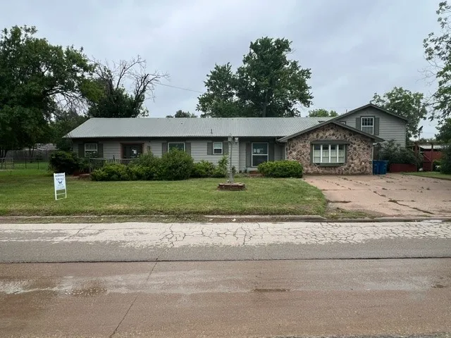 Single Family Residence For Sale in Stephens County , 1305 W Elliott Street, Breckenridge, Texas 76424, 3 Bedroom, 3 Bathroom, 2 Garage spaces, 1,936 Sqft, built in 1961, mls#21256714, Real Estate Agent in Breckenridge, Homes For Sale in Stephens county, Homes For Sale in Breckenridge, Realtor in Breckenridge Texas, Real Estate Brokerage Independent Realty Texas, Luminita Cordes Realtor