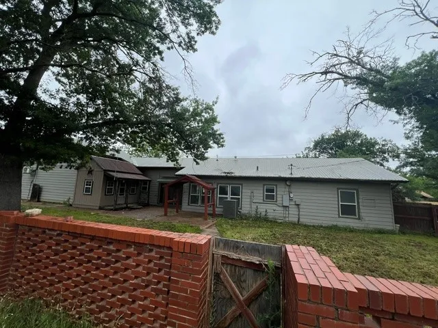 Single Family Residence For Sale in Stephens County , 1305 W Elliott Street, Breckenridge, Texas 76424, 3 Bedroom, 3 Bathroom, 2 Garage spaces, 1,936 Sqft, built in 1961, mls#21256714, Real Estate Agent in Breckenridge, Homes For Sale in Stephens county, Homes For Sale in Breckenridge, Realtor in Breckenridge Texas, Real Estate Brokerage Independent Realty Texas, Luminita Cordes Realtor