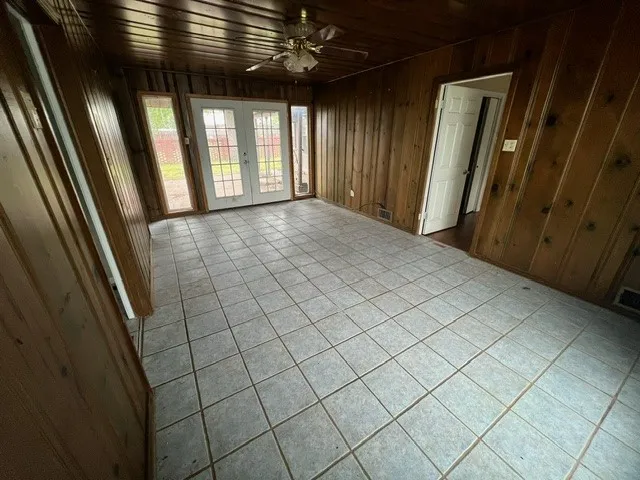 Single Family Residence For Sale in Stephens County , 1305 W Elliott Street, Breckenridge, Texas 76424, 3 Bedroom, 3 Bathroom, 2 Garage spaces, 1,936 Sqft, built in 1961, mls#21256714, Real Estate Agent in Breckenridge, Homes For Sale in Stephens county, Homes For Sale in Breckenridge, Realtor in Breckenridge Texas, Real Estate Brokerage Independent Realty Texas, Luminita Cordes Realtor