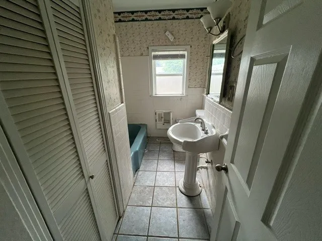 Single Family Residence For Sale in Stephens County , 1305 W Elliott Street, Breckenridge, Texas 76424, 3 Bedroom, 3 Bathroom, 2 Garage spaces, 1,936 Sqft, built in 1961, mls#21256714, Real Estate Agent in Breckenridge, Homes For Sale in Stephens county, Homes For Sale in Breckenridge, Realtor in Breckenridge Texas, Real Estate Brokerage Independent Realty Texas, Luminita Cordes Realtor
