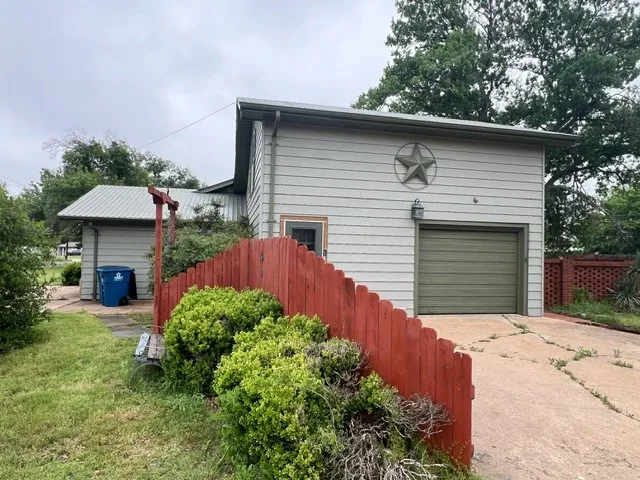Single Family Residence For Sale in Stephens County , 1305 W Elliott Street, Breckenridge, Texas 76424, 3 Bedroom, 3 Bathroom, 2 Garage spaces, 1,936 Sqft, built in 1961, mls#21256714, Real Estate Agent in Breckenridge, Homes For Sale in Stephens county, Homes For Sale in Breckenridge, Realtor in Breckenridge Texas, Real Estate Brokerage Independent Realty Texas, Luminita Cordes Realtor