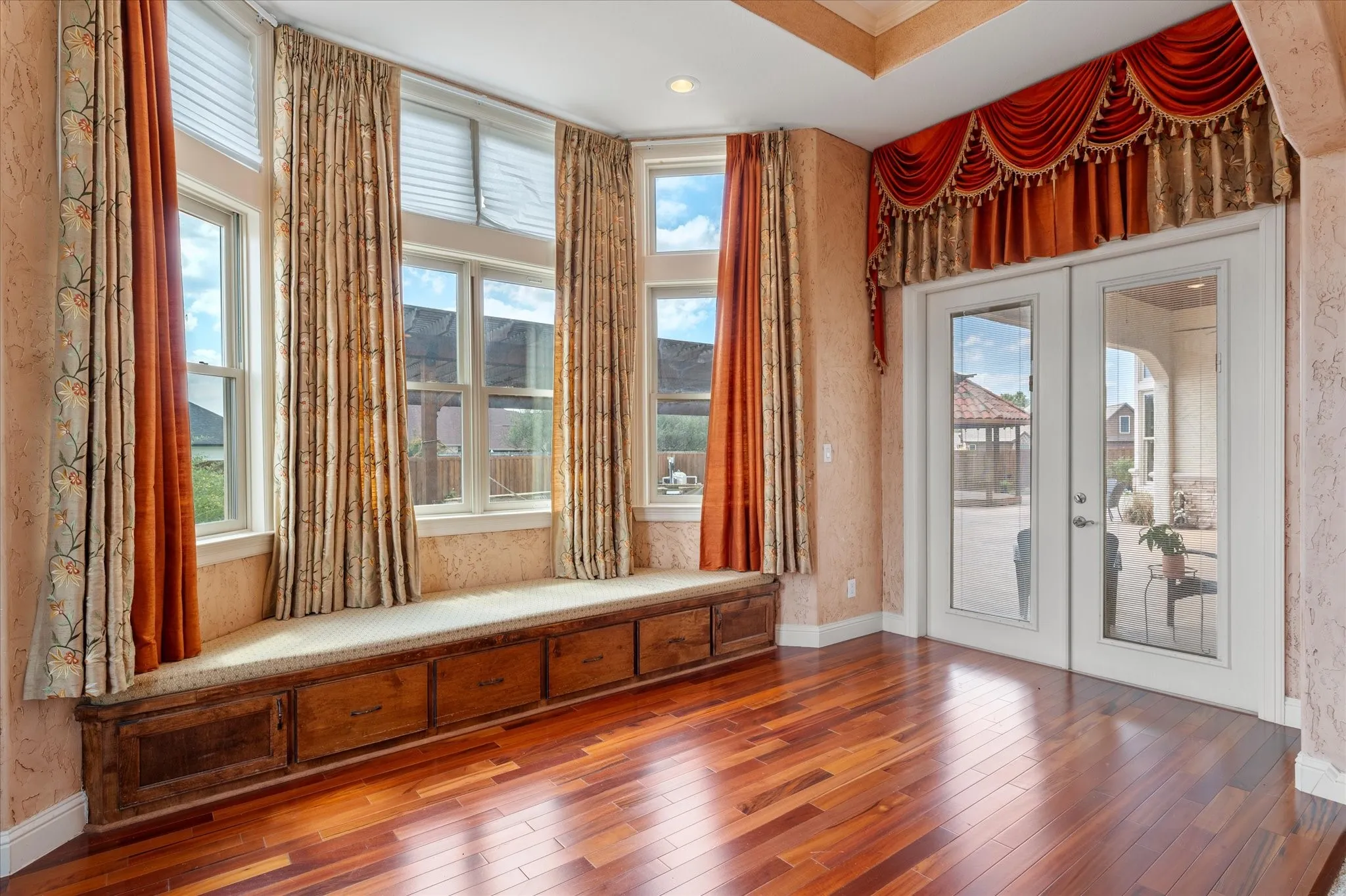 Single Family Residence For Sale in Titus County , 224 Kathryn Court, Mt Pleasant, Texas 75455, 6 Bedrooms, 6 Bathrooms, 3 Garage spaces, 8,846 Sqft, built in 2008, Preowned, Price $949,000, mls#21256197, Real Estate Agent in Mt Pleasant, Homes For Sale in Titus county, Homes For Sale in Mt Pleasant, Realtor in Mt Pleasant Texas, Real Estate Brokerage Independent Realty Texas, Luminita Cordes Realtor