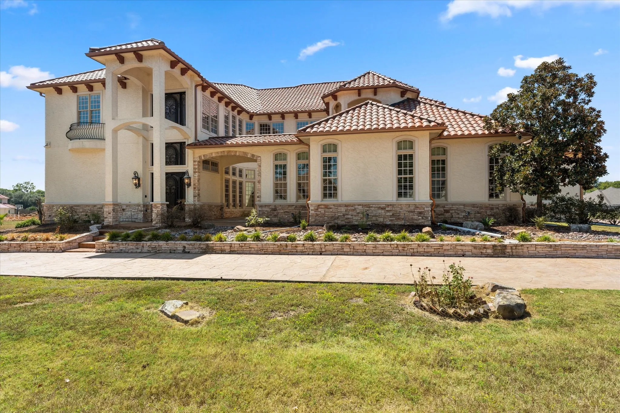 Single Family Residence For Sale in Titus County , 224 Kathryn Court, Mt Pleasant, Texas 75455, 6 Bedrooms, 6 Bathrooms, 3 Garage spaces, 8,846 Sqft, built in 2008, Preowned, Price $949,000, mls#21256197, Real Estate Agent in Mt Pleasant, Homes For Sale in Titus county, Homes For Sale in Mt Pleasant, Realtor in Mt Pleasant Texas, Real Estate Brokerage Independent Realty Texas, Luminita Cordes Realtor