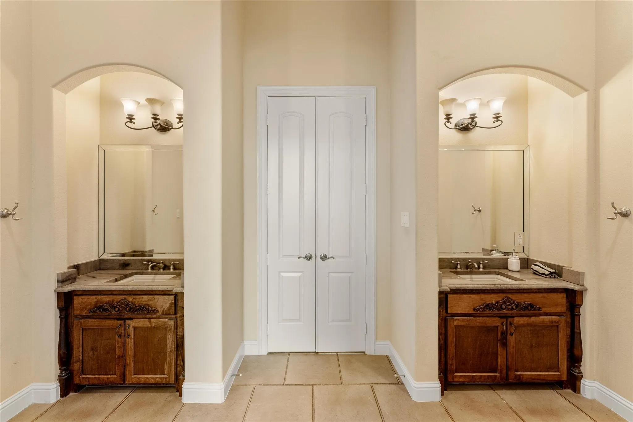 Single Family Residence For Sale in Titus County , 224 Kathryn Court, Mt Pleasant, Texas 75455, 6 Bedrooms, 6 Bathrooms, 3 Garage spaces, 8,846 Sqft, built in 2008, Preowned, Price $949,000, mls#21256197, Real Estate Agent in Mt Pleasant, Homes For Sale in Titus county, Homes For Sale in Mt Pleasant, Realtor in Mt Pleasant Texas, Real Estate Brokerage Independent Realty Texas, Luminita Cordes Realtor