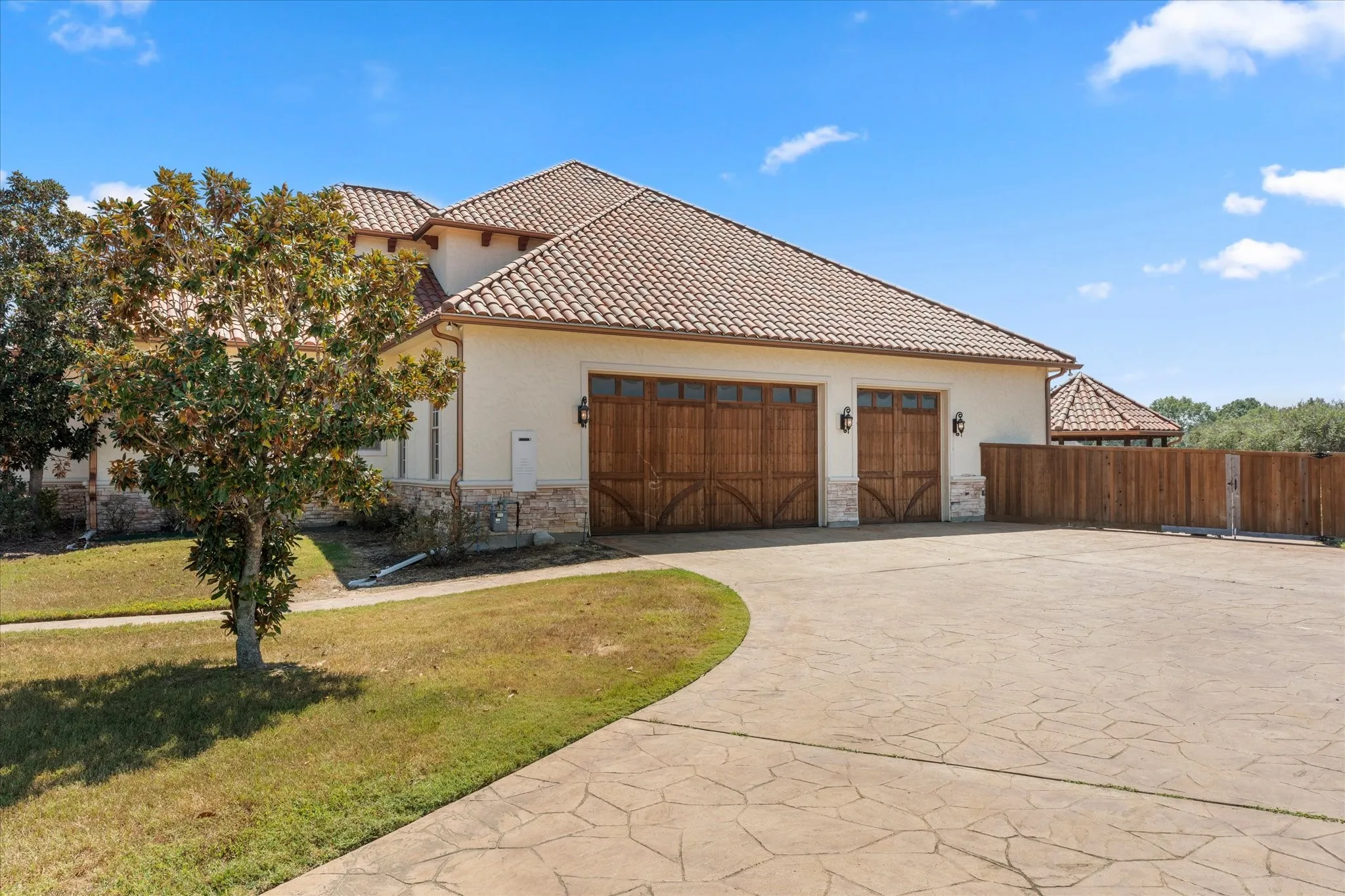 Single Family Residence For Sale in Titus County , 224 Kathryn Court, Mt Pleasant, Texas 75455, 6 Bedrooms, 6 Bathrooms, 3 Garage spaces, 8,846 Sqft, built in 2008, Preowned, Price $949,000, mls#21256197, Real Estate Agent in Mt Pleasant, Homes For Sale in Titus county, Homes For Sale in Mt Pleasant, Realtor in Mt Pleasant Texas, Real Estate Brokerage Independent Realty Texas, Luminita Cordes Realtor
