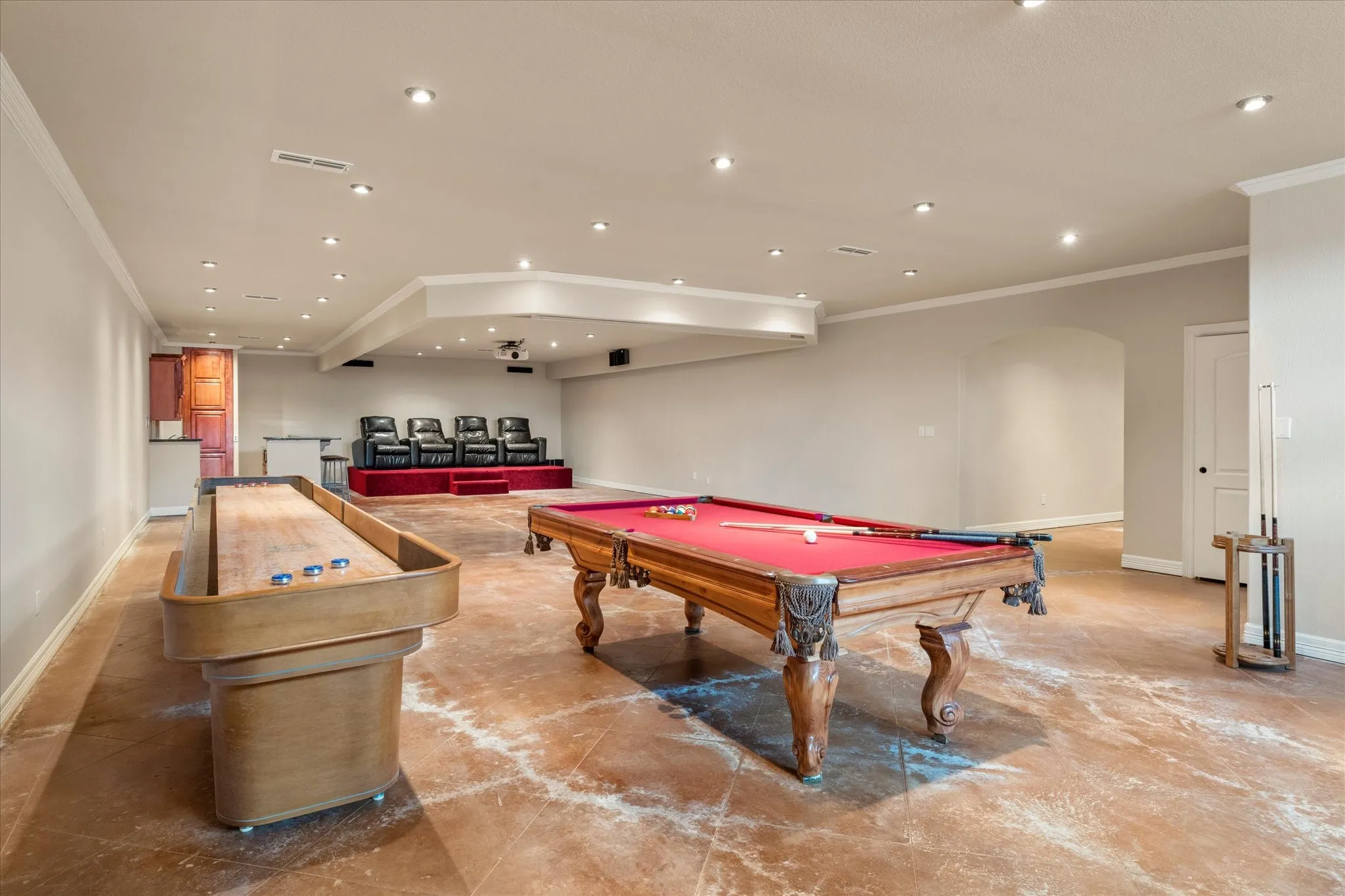 Single Family Residence For Sale in Titus County , 224 Kathryn Court, Mt Pleasant, Texas 75455, 6 Bedrooms, 6 Bathrooms, 3 Garage spaces, 8,846 Sqft, built in 2008, Preowned, Price $949,000, mls#21256197, Real Estate Agent in Mt Pleasant, Homes For Sale in Titus county, Homes For Sale in Mt Pleasant, Realtor in Mt Pleasant Texas, Real Estate Brokerage Independent Realty Texas, Luminita Cordes Realtor