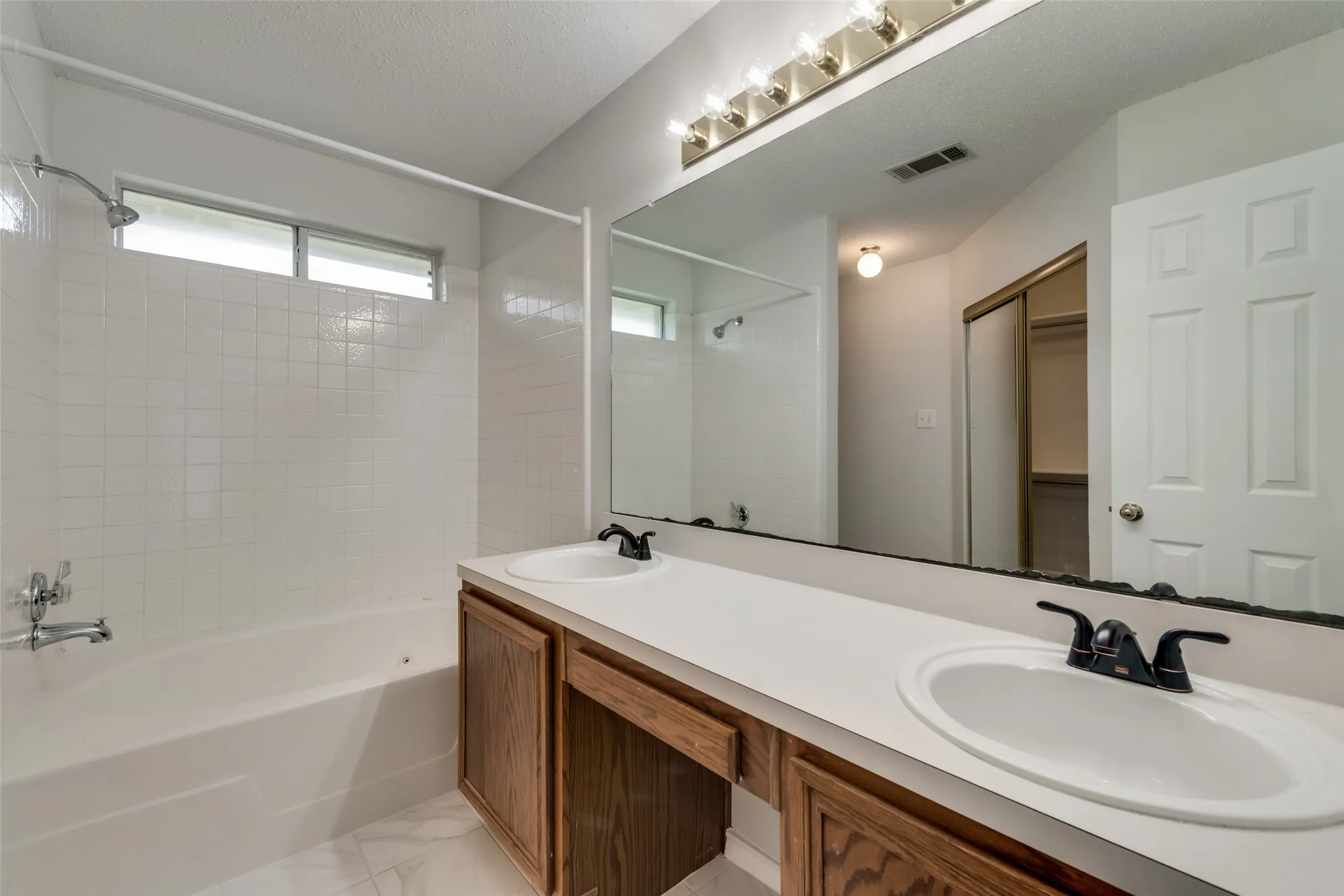 Single Family Residence For Rent in Rockwall County , 109 Brockway Drive, Rockwall, Texas 75032, 3 Bedrooms, 2 Bathrooms, 2 Garage spaces, 1,286 Sqft, built in 1994, Preowned, Price $1,900, mls#21245786, Real Estate Agent in Rockwall, Homes For Rent in Rockwall county, Homes For Rent in Rockwall, Realtor in Rockwall Texas, Real Estate Brokerage Independent Realty Texas, Luminita Cordes Realtor