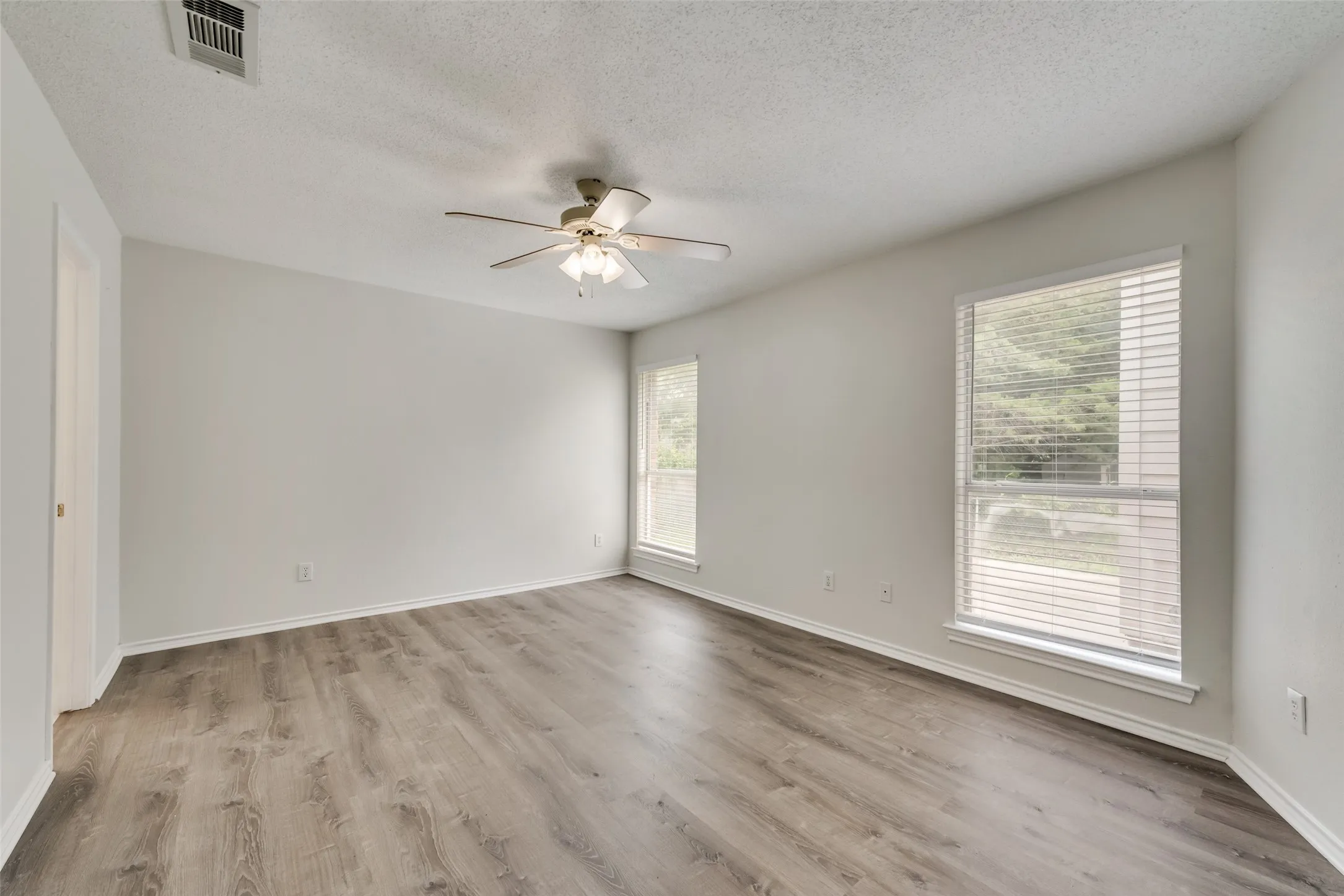 Single Family Residence For Rent in Rockwall County , 109 Brockway Drive, Rockwall, Texas 75032, 3 Bedrooms, 2 Bathrooms, 2 Garage spaces, 1,286 Sqft, built in 1994, Preowned, Price $1,900, mls#21245786, Real Estate Agent in Rockwall, Homes For Rent in Rockwall county, Homes For Rent in Rockwall, Realtor in Rockwall Texas, Real Estate Brokerage Independent Realty Texas, Luminita Cordes Realtor