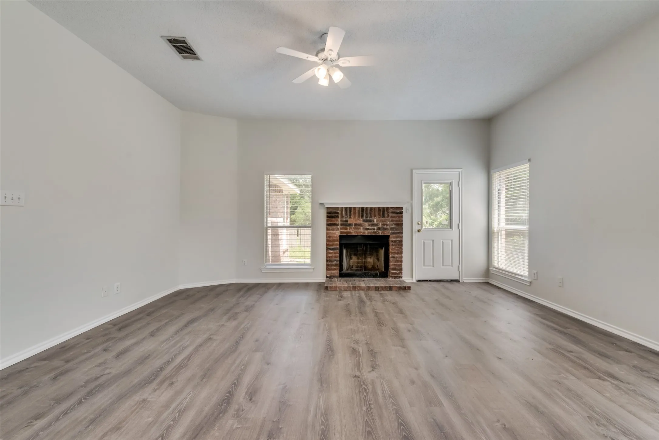 Single Family Residence For Rent in Rockwall County , 109 Brockway Drive, Rockwall, Texas 75032, 3 Bedrooms, 2 Bathrooms, 2 Garage spaces, 1,286 Sqft, built in 1994, Preowned, Price $1,900, mls#21245786, Real Estate Agent in Rockwall, Homes For Rent in Rockwall county, Homes For Rent in Rockwall, Realtor in Rockwall Texas, Real Estate Brokerage Independent Realty Texas, Luminita Cordes Realtor