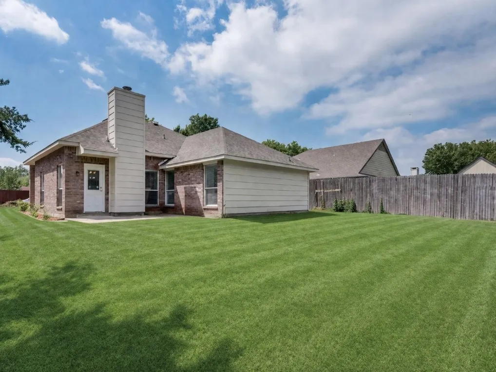 Single Family Residence For Rent in Rockwall County , 109 Brockway Drive, Rockwall, Texas 75032, 3 Bedrooms, 2 Bathrooms, 2 Garage spaces, 1,286 Sqft, built in 1994, Preowned, Price $1,900, mls#21245786, Real Estate Agent in Rockwall, Homes For Rent in Rockwall county, Homes For Rent in Rockwall, Realtor in Rockwall Texas, Real Estate Brokerage Independent Realty Texas, Luminita Cordes Realtor
