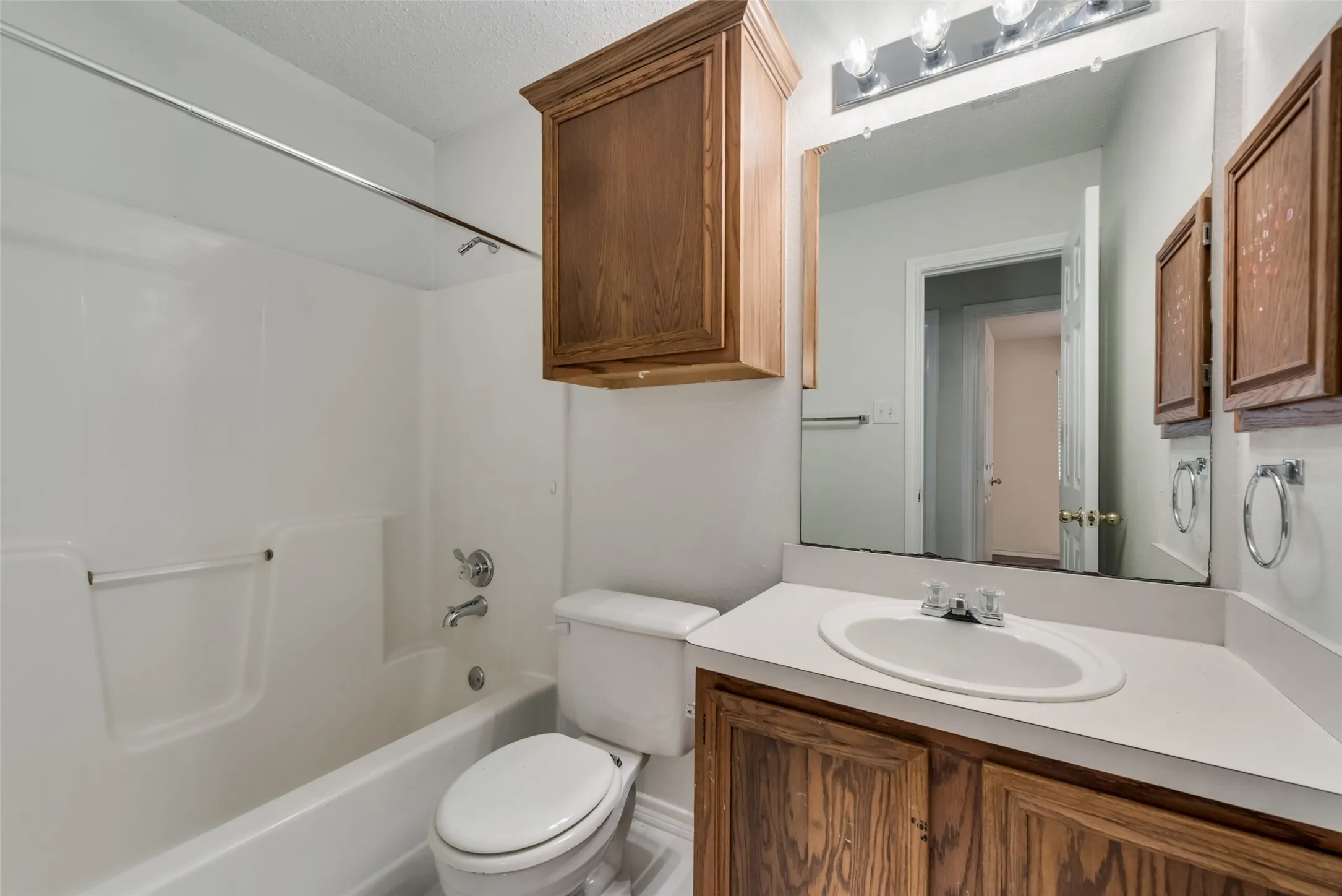 Single Family Residence For Rent in Rockwall County , 109 Brockway Drive, Rockwall, Texas 75032, 3 Bedrooms, 2 Bathrooms, 2 Garage spaces, 1,286 Sqft, built in 1994, Preowned, Price $1,900, mls#21245786, Real Estate Agent in Rockwall, Homes For Rent in Rockwall county, Homes For Rent in Rockwall, Realtor in Rockwall Texas, Real Estate Brokerage Independent Realty Texas, Luminita Cordes Realtor