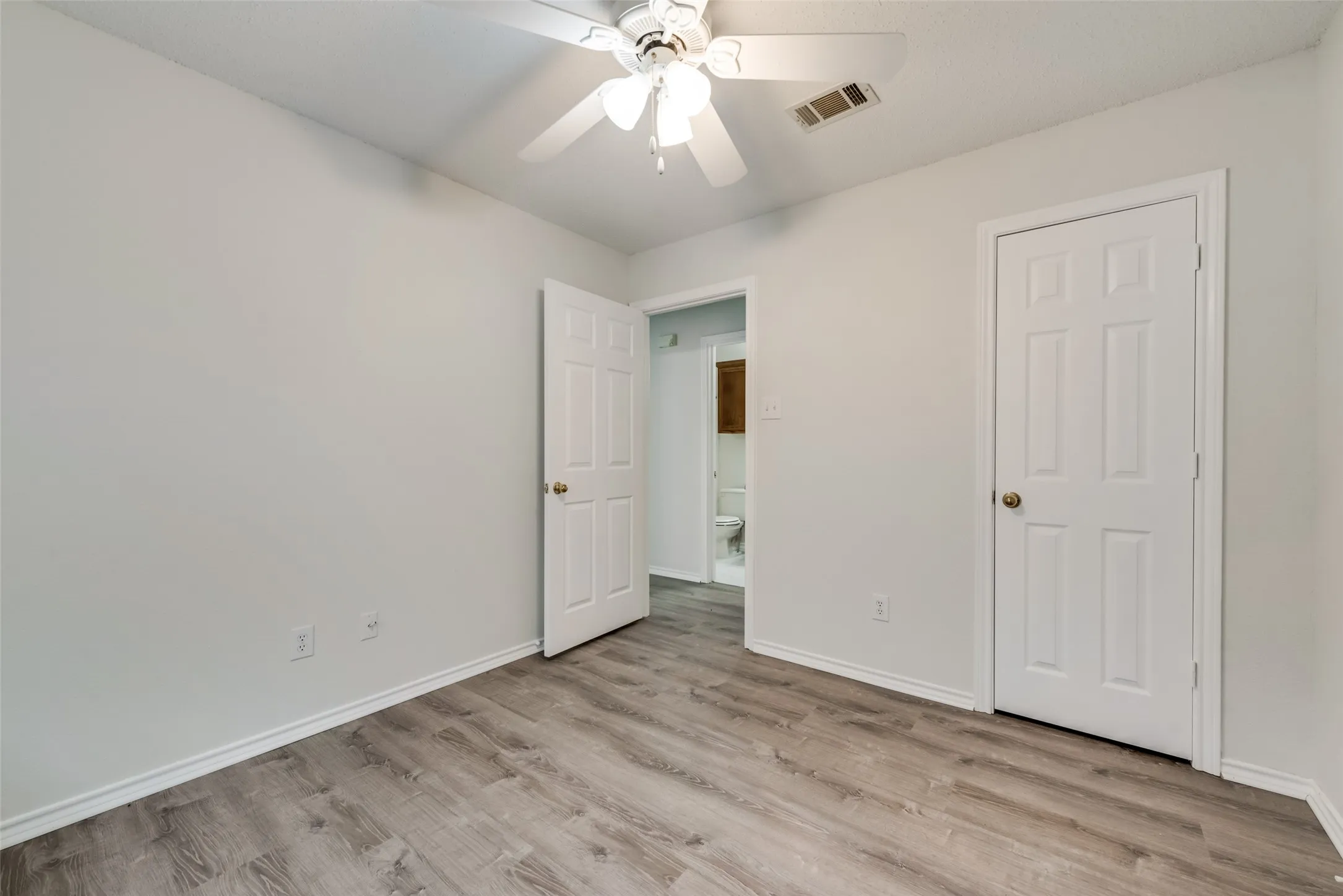 Single Family Residence For Rent in Rockwall County , 109 Brockway Drive, Rockwall, Texas 75032, 3 Bedrooms, 2 Bathrooms, 2 Garage spaces, 1,286 Sqft, built in 1994, Preowned, Price $1,900, mls#21245786, Real Estate Agent in Rockwall, Homes For Rent in Rockwall county, Homes For Rent in Rockwall, Realtor in Rockwall Texas, Real Estate Brokerage Independent Realty Texas, Luminita Cordes Realtor
