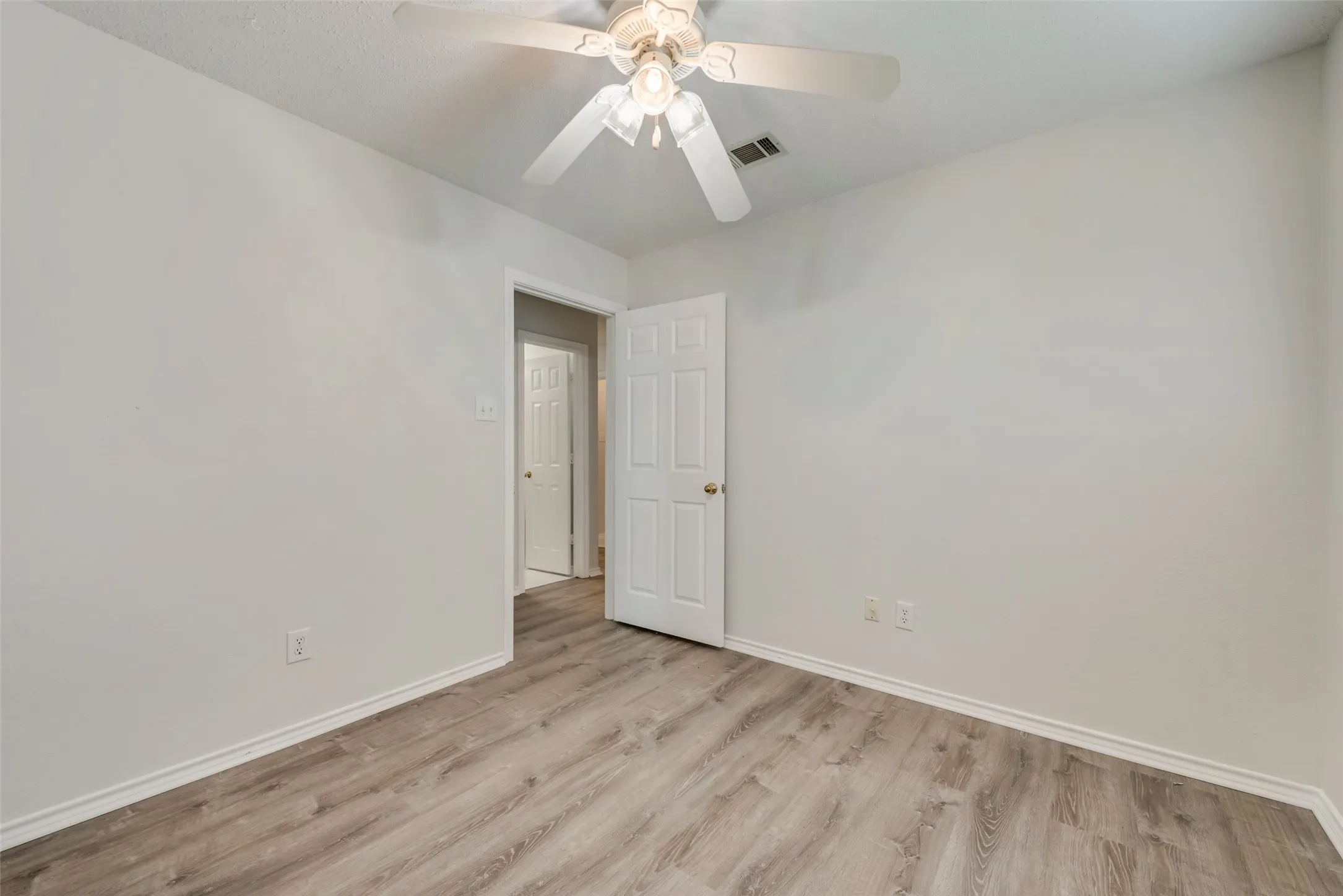 Single Family Residence For Rent in Rockwall County , 109 Brockway Drive, Rockwall, Texas 75032, 3 Bedrooms, 2 Bathrooms, 2 Garage spaces, 1,286 Sqft, built in 1994, Preowned, Price $1,900, mls#21245786, Real Estate Agent in Rockwall, Homes For Rent in Rockwall county, Homes For Rent in Rockwall, Realtor in Rockwall Texas, Real Estate Brokerage Independent Realty Texas, Luminita Cordes Realtor