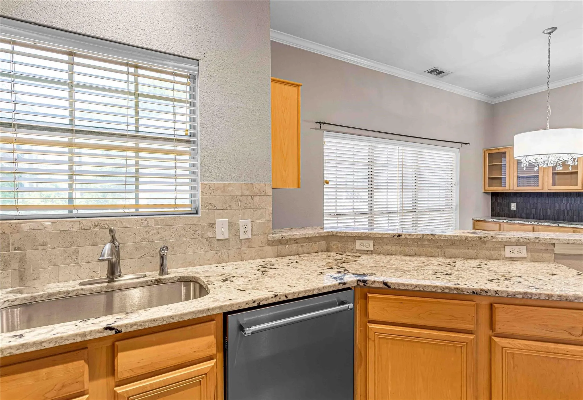 Townhouse For Rent in Dallas County , 3327 Rosedale Avenue B, University Park, Texas 75205, 2 Bedroom, 3 Bathroom, 2 Garage spaces, 1,490 Sqft, built in 1991, mls#21255696, Real Estate Agent in University Park, Homes For Rent in Dallas county, Homes For Rent in University Park, Realtor in University Park Texas, Real Estate Brokerage Independent Realty Texas, Luminita Cordes Realtor