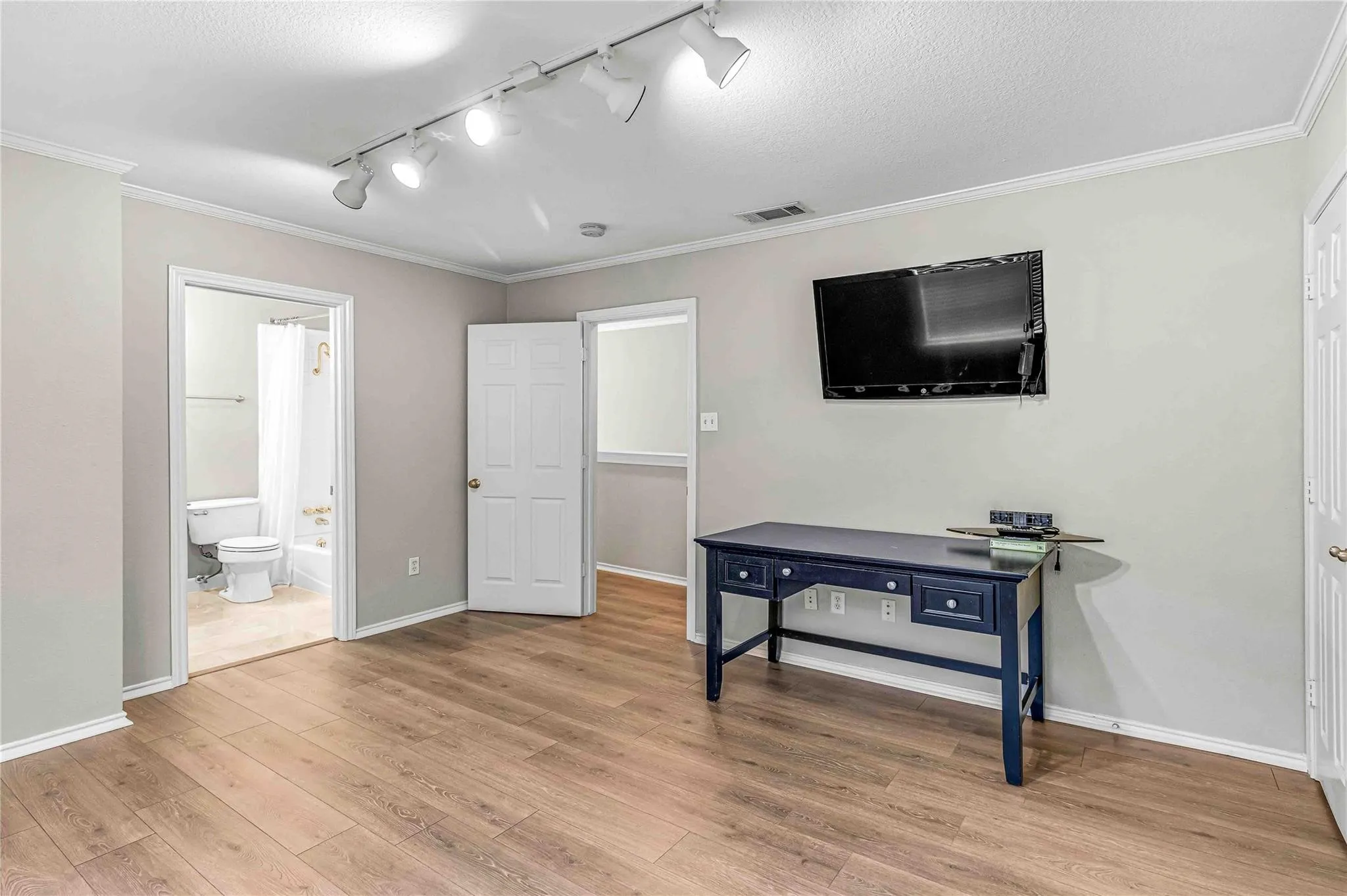 Townhouse For Rent in Dallas County , 3327 Rosedale Avenue B, University Park, Texas 75205, 2 Bedroom, 3 Bathroom, 2 Garage spaces, 1,490 Sqft, built in 1991, mls#21255696, Real Estate Agent in University Park, Homes For Rent in Dallas county, Homes For Rent in University Park, Realtor in University Park Texas, Real Estate Brokerage Independent Realty Texas, Luminita Cordes Realtor