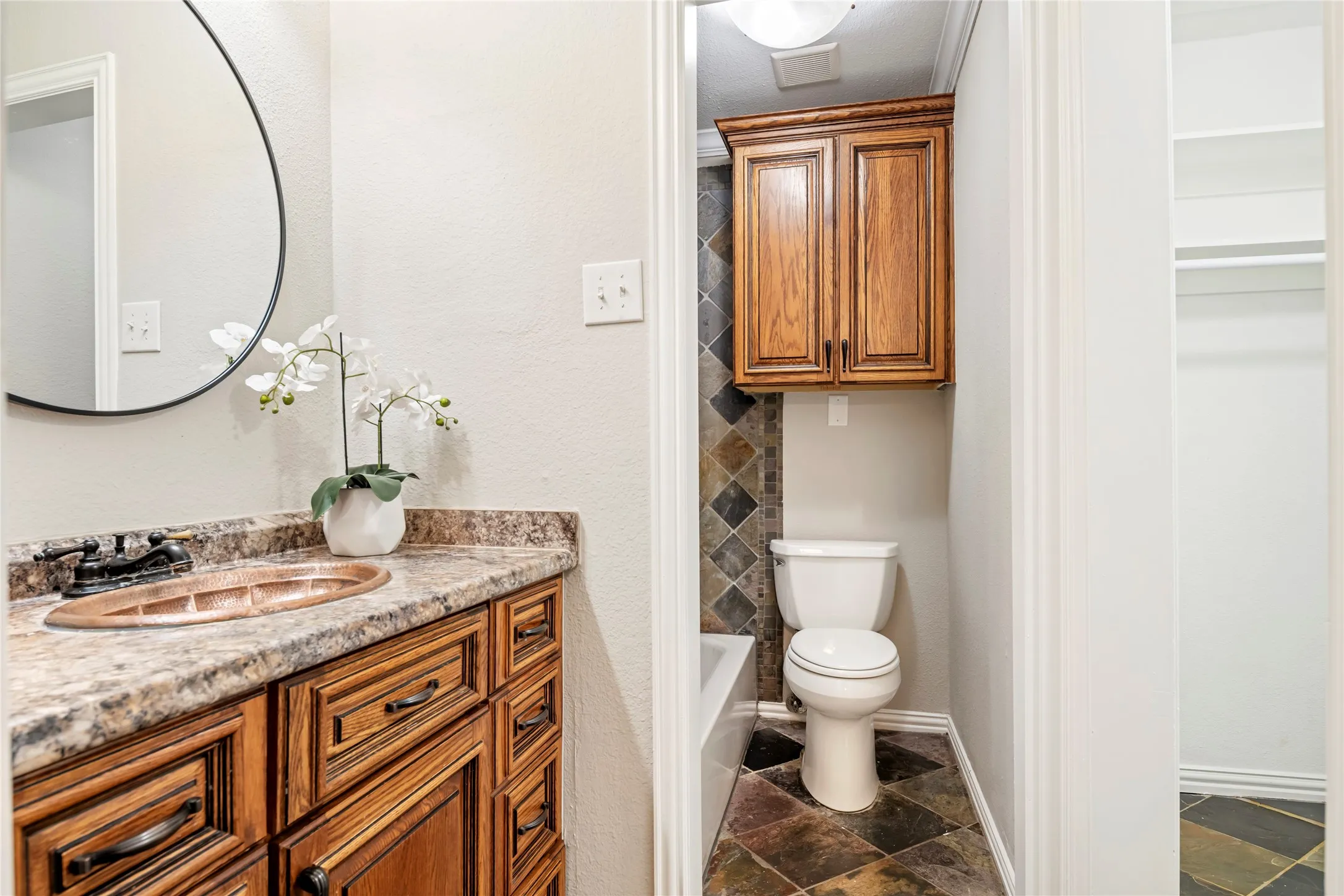 Townhouse For Sale in Dallas County , 13571 Waterfall Way, Dallas, Texas 75240, 3 Bedroom, 2 Bathroom, Garage spaces, 1,380 Sqft, built in 1969, Preowned, mls#21255897, Real Estate Agent in Dallas, Homes For Sale in Dallas county, Homes For Sale in Dallas, Realtor in Dallas Texas, Real Estate Brokerage Independent Realty Texas, Luminita Cordes Realtor