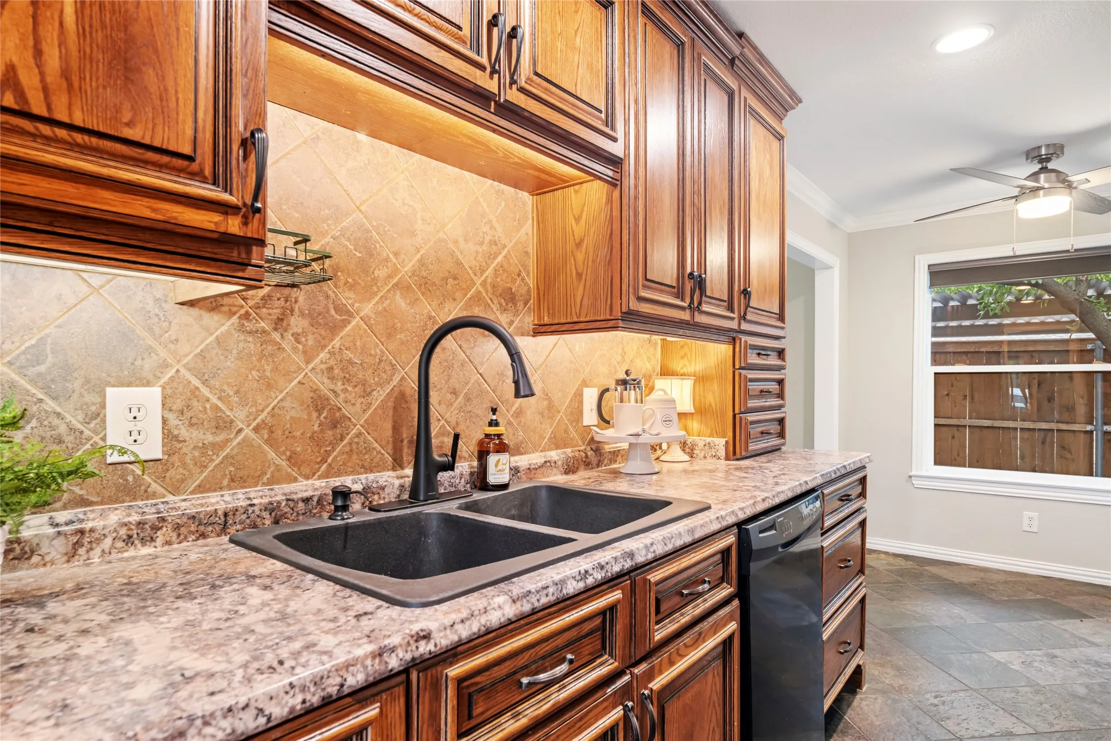 Townhouse For Sale in Dallas County , 13571 Waterfall Way, Dallas, Texas 75240, 3 Bedroom, 2 Bathroom, Garage spaces, 1,380 Sqft, built in 1969, Preowned, mls#21255897, Real Estate Agent in Dallas, Homes For Sale in Dallas county, Homes For Sale in Dallas, Realtor in Dallas Texas, Real Estate Brokerage Independent Realty Texas, Luminita Cordes Realtor