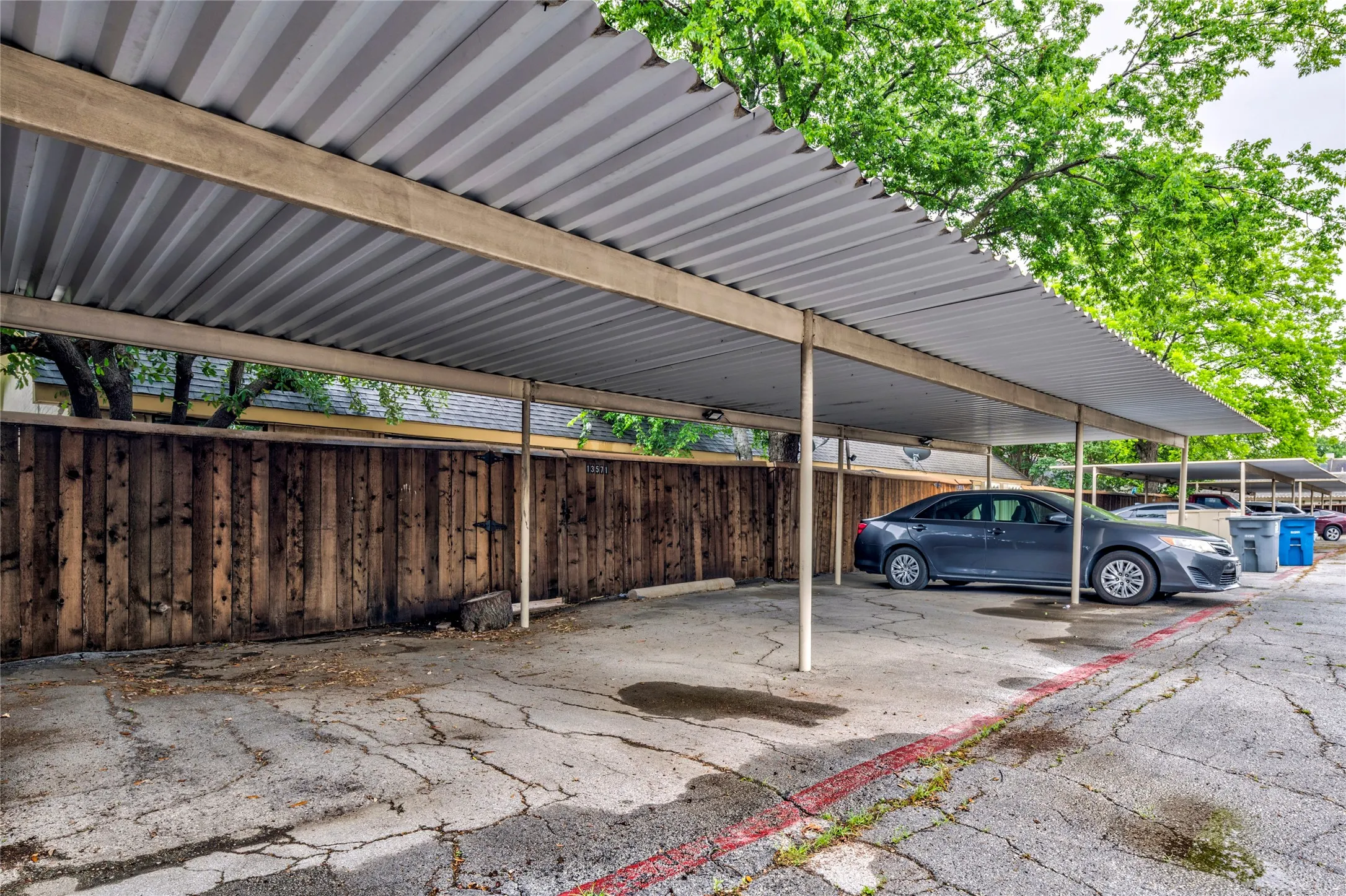 Townhouse For Sale in Dallas County , 13571 Waterfall Way, Dallas, Texas 75240, 3 Bedroom, 2 Bathroom, Garage spaces, 1,380 Sqft, built in 1969, Preowned, mls#21255897, Real Estate Agent in Dallas, Homes For Sale in Dallas county, Homes For Sale in Dallas, Realtor in Dallas Texas, Real Estate Brokerage Independent Realty Texas, Luminita Cordes Realtor