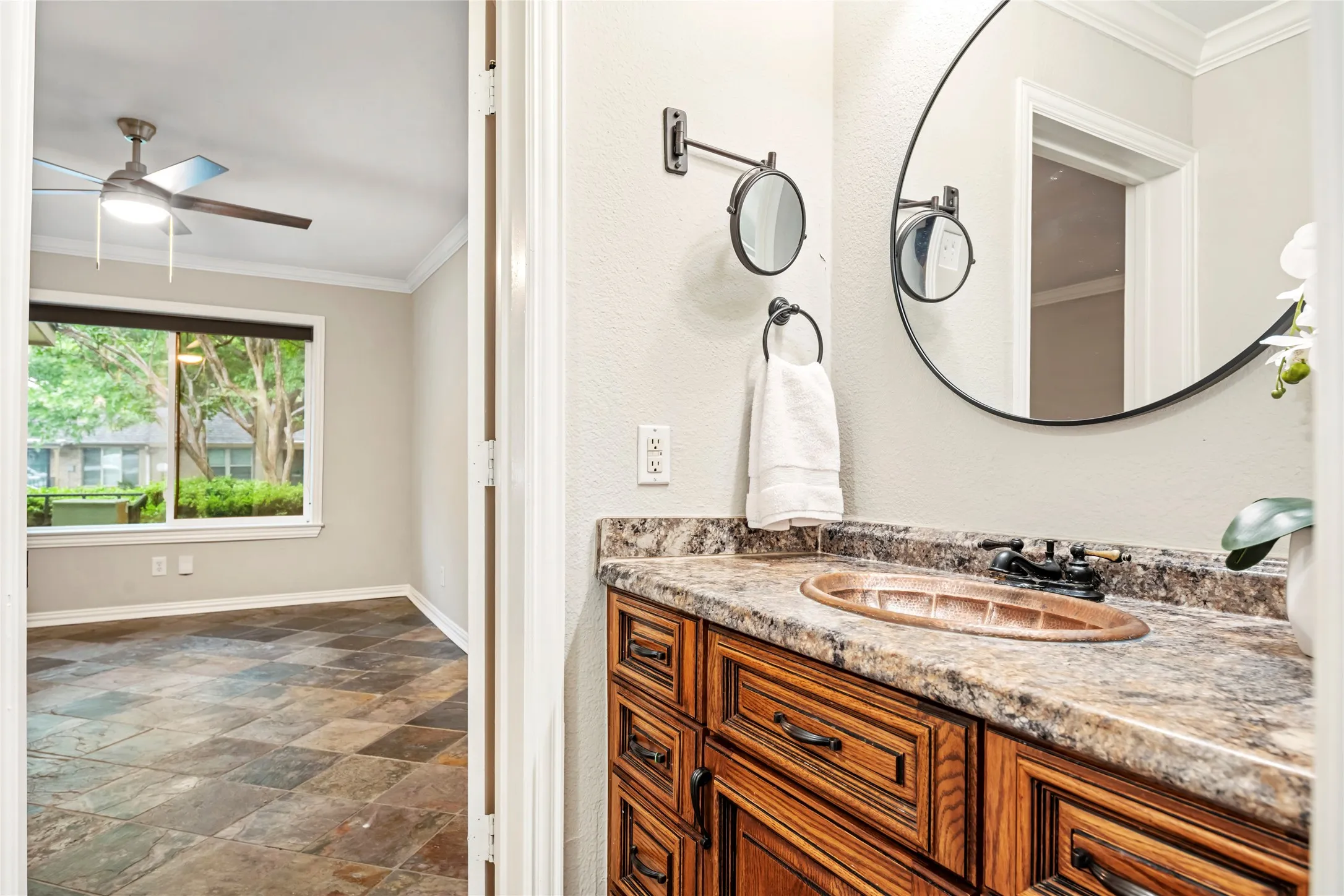 Townhouse For Sale in Dallas County , 13571 Waterfall Way, Dallas, Texas 75240, 3 Bedroom, 2 Bathroom, Garage spaces, 1,380 Sqft, built in 1969, Preowned, mls#21255897, Real Estate Agent in Dallas, Homes For Sale in Dallas county, Homes For Sale in Dallas, Realtor in Dallas Texas, Real Estate Brokerage Independent Realty Texas, Luminita Cordes Realtor