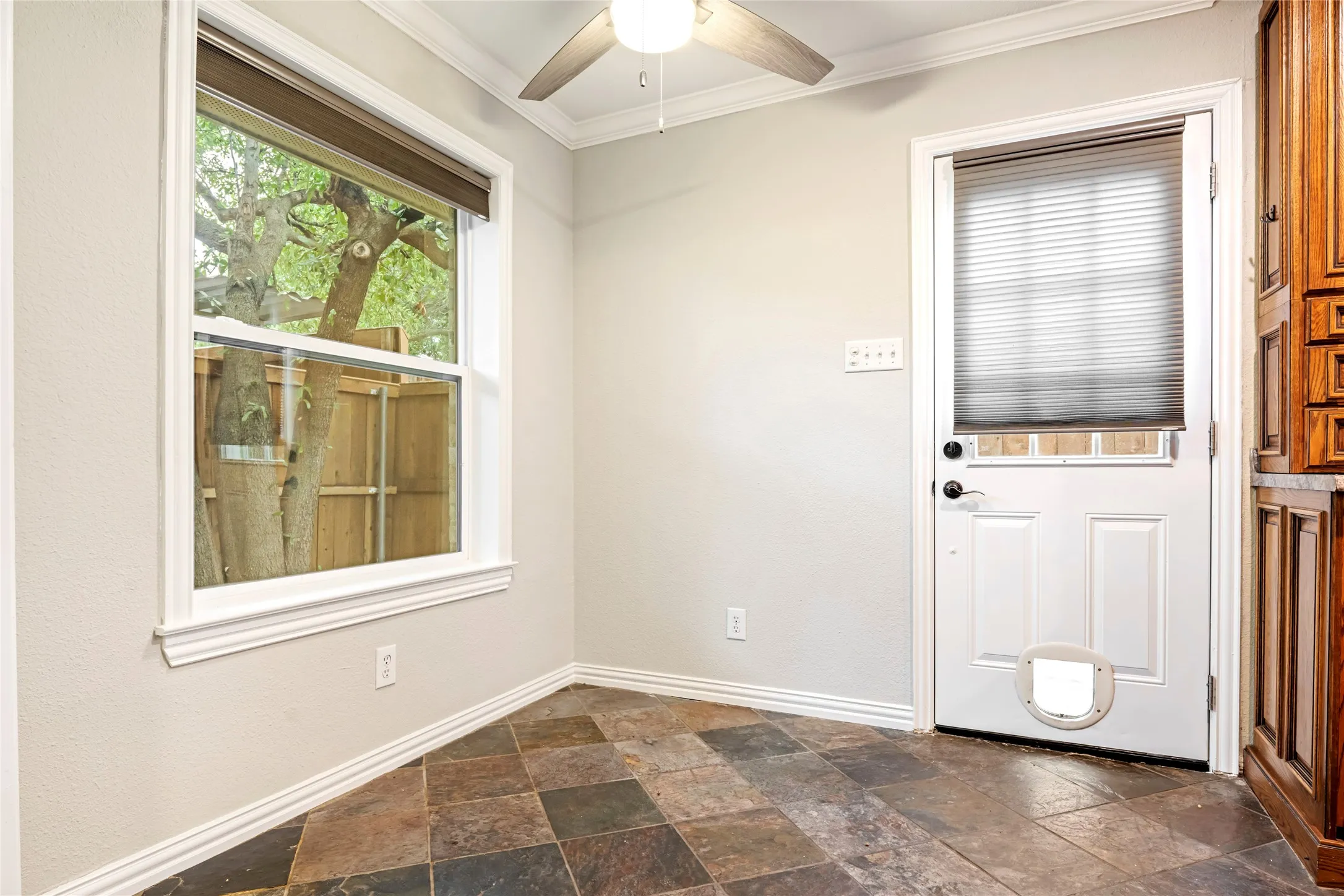 Townhouse For Sale in Dallas County , 13571 Waterfall Way, Dallas, Texas 75240, 3 Bedroom, 2 Bathroom, Garage spaces, 1,380 Sqft, built in 1969, Preowned, mls#21255897, Real Estate Agent in Dallas, Homes For Sale in Dallas county, Homes For Sale in Dallas, Realtor in Dallas Texas, Real Estate Brokerage Independent Realty Texas, Luminita Cordes Realtor