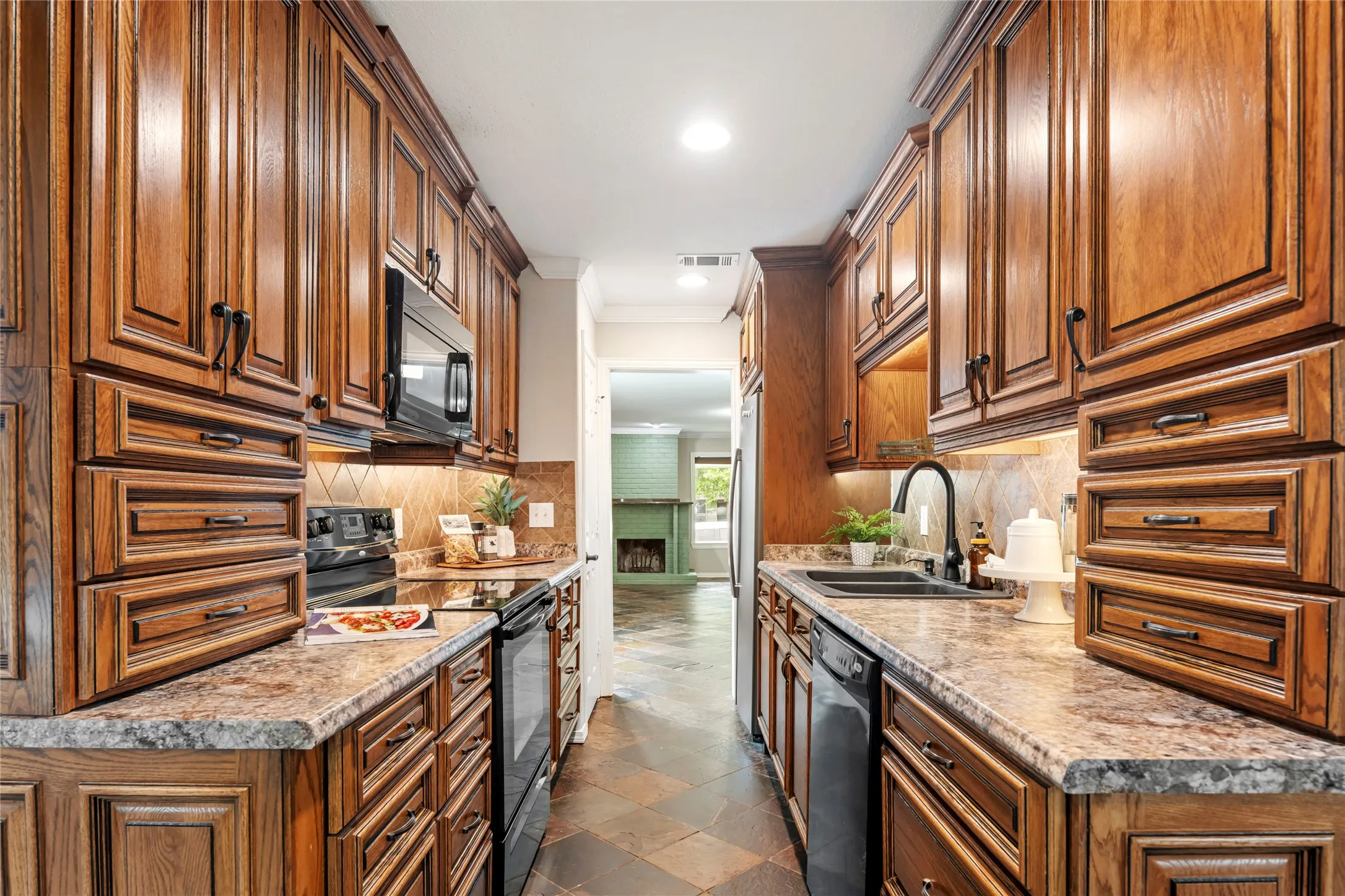 Townhouse For Sale in Dallas County , 13571 Waterfall Way, Dallas, Texas 75240, 3 Bedroom, 2 Bathroom, Garage spaces, 1,380 Sqft, built in 1969, Preowned, mls#21255897, Real Estate Agent in Dallas, Homes For Sale in Dallas county, Homes For Sale in Dallas, Realtor in Dallas Texas, Real Estate Brokerage Independent Realty Texas, Luminita Cordes Realtor