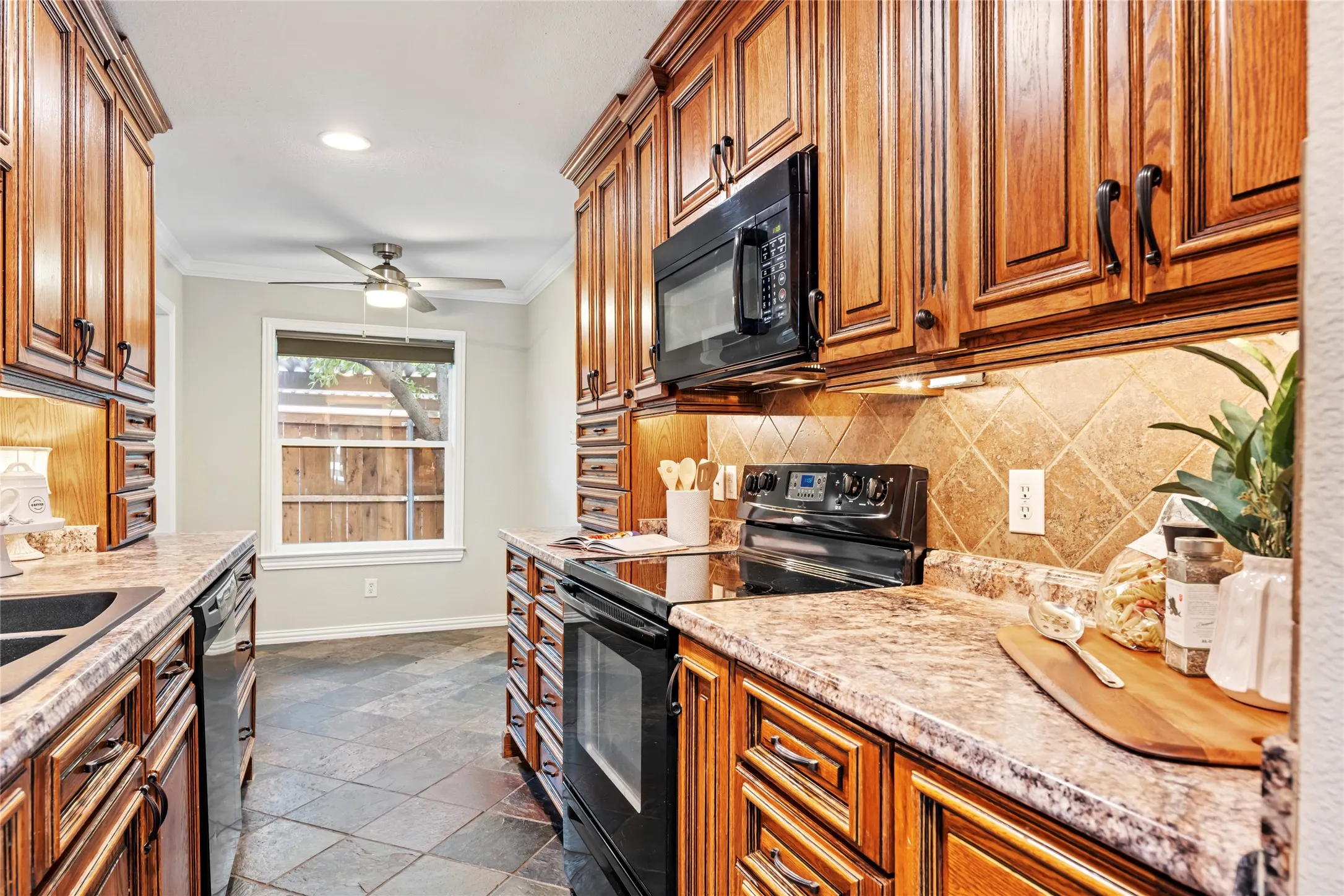 Townhouse For Sale in Dallas County , 13571 Waterfall Way, Dallas, Texas 75240, 3 Bedroom, 2 Bathroom, Garage spaces, 1,380 Sqft, built in 1969, Preowned, mls#21255897, Real Estate Agent in Dallas, Homes For Sale in Dallas county, Homes For Sale in Dallas, Realtor in Dallas Texas, Real Estate Brokerage Independent Realty Texas, Luminita Cordes Realtor