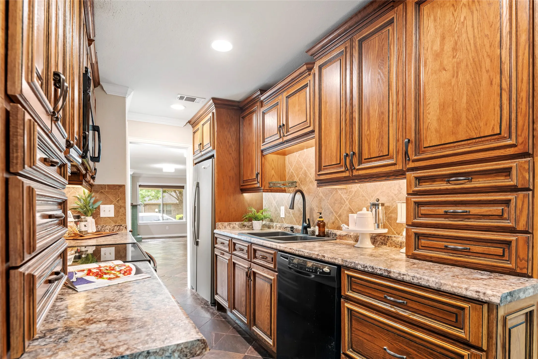 Townhouse For Sale in Dallas County , 13571 Waterfall Way, Dallas, Texas 75240, 3 Bedroom, 2 Bathroom, Garage spaces, 1,380 Sqft, built in 1969, Preowned, mls#21255897, Real Estate Agent in Dallas, Homes For Sale in Dallas county, Homes For Sale in Dallas, Realtor in Dallas Texas, Real Estate Brokerage Independent Realty Texas, Luminita Cordes Realtor