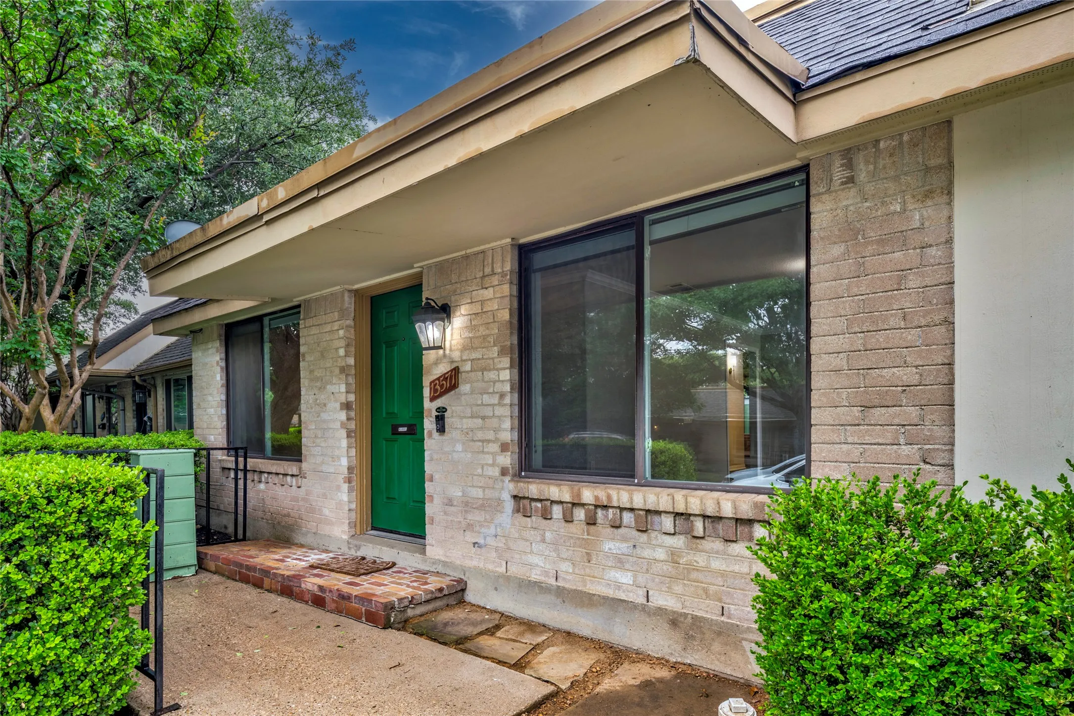 Townhouse For Sale in Dallas County , 13571 Waterfall Way, Dallas, Texas 75240, 3 Bedroom, 2 Bathroom, Garage spaces, 1,380 Sqft, built in 1969, Preowned, mls#21255897, Real Estate Agent in Dallas, Homes For Sale in Dallas county, Homes For Sale in Dallas, Realtor in Dallas Texas, Real Estate Brokerage Independent Realty Texas, Luminita Cordes Realtor