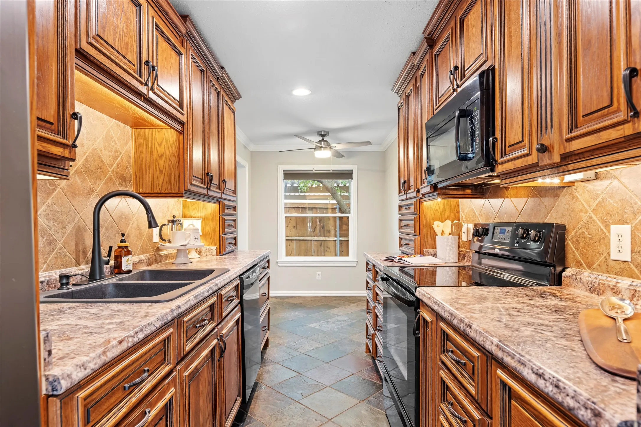 Townhouse For Sale in Dallas County , 13571 Waterfall Way, Dallas, Texas 75240, 3 Bedroom, 2 Bathroom, Garage spaces, 1,380 Sqft, built in 1969, Preowned, mls#21255897, Real Estate Agent in Dallas, Homes For Sale in Dallas county, Homes For Sale in Dallas, Realtor in Dallas Texas, Real Estate Brokerage Independent Realty Texas, Luminita Cordes Realtor